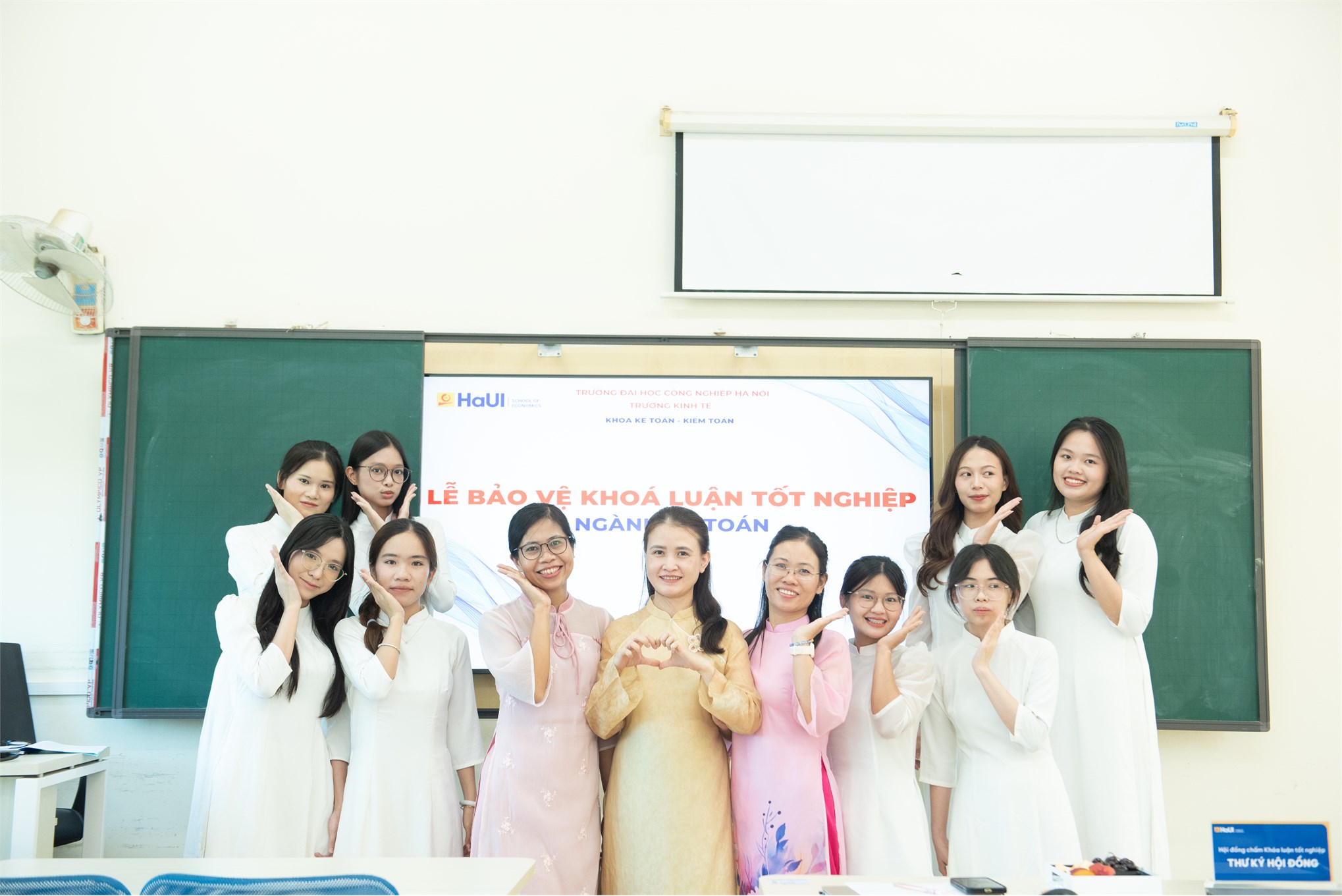 Bản lĩnh vượt vũ môn: Điểm lại những khoảnh khắc đẹp nhất trong Lễ bảo vệ khóa luận tốt nghiệp Trường Kinh tế đợt 2 năm học 2025-2026