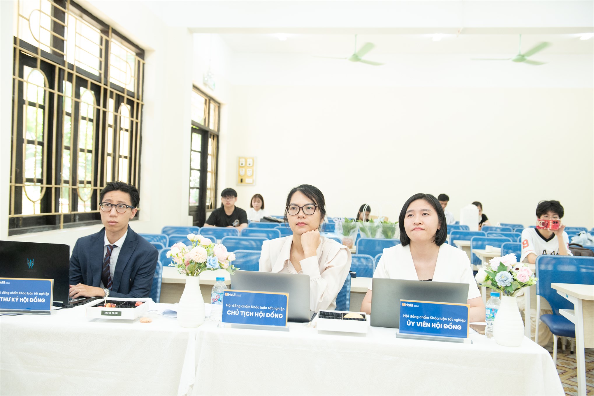 Bản lĩnh vượt vũ môn: Điểm lại những khoảnh khắc đẹp nhất trong Lễ bảo vệ khóa luận tốt nghiệp Trường Kinh tế đợt 2 năm học 2025-2026