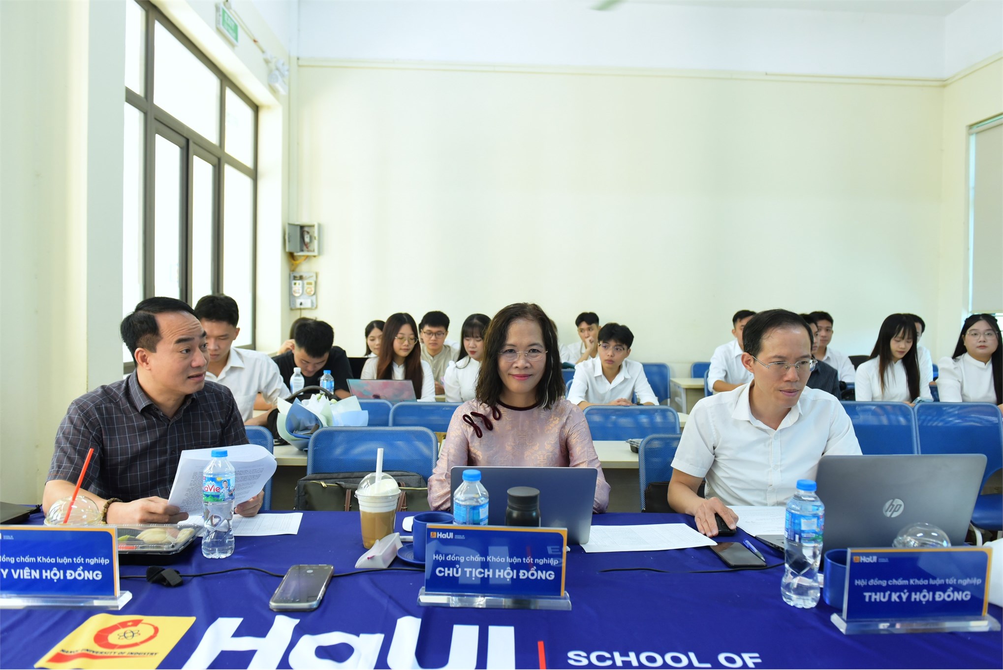 Bản lĩnh vượt vũ môn: Điểm lại những khoảnh khắc đẹp nhất trong Lễ bảo vệ khóa luận tốt nghiệp Trường Kinh tế đợt 2 năm học 2025-2026