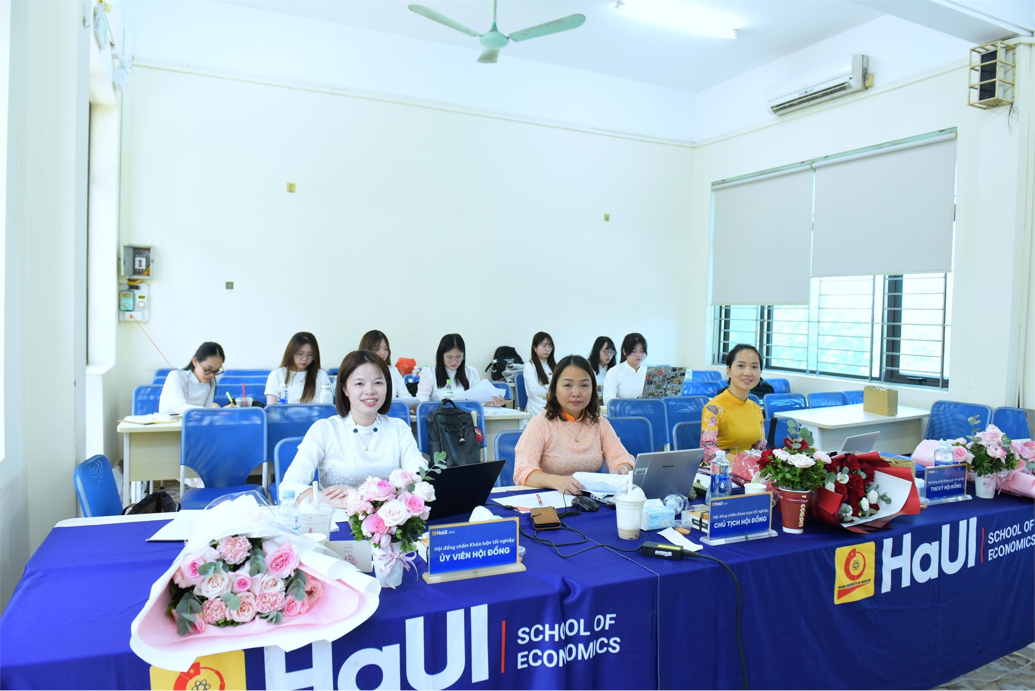 Bản lĩnh vượt vũ môn: Điểm lại những khoảnh khắc đẹp nhất trong Lễ bảo vệ khóa luận tốt nghiệp Trường Kinh tế đợt 2 năm học 2025-2026