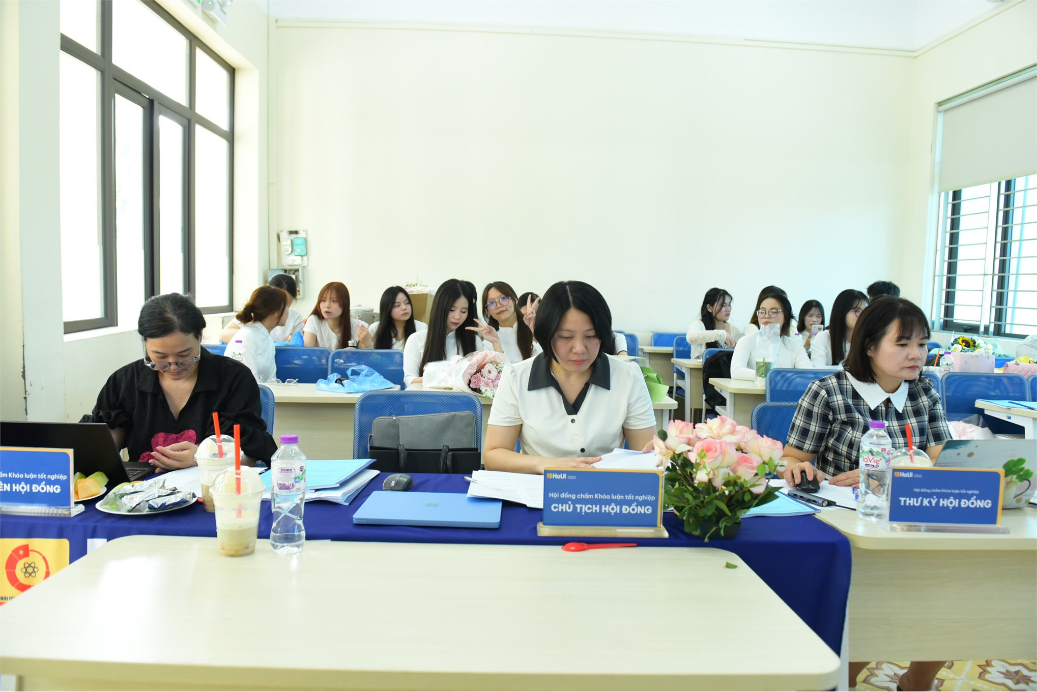 Bản lĩnh vượt vũ môn: Điểm lại những khoảnh khắc đẹp nhất trong Lễ bảo vệ khóa luận tốt nghiệp Trường Kinh tế đợt 2 năm học 2025-2026