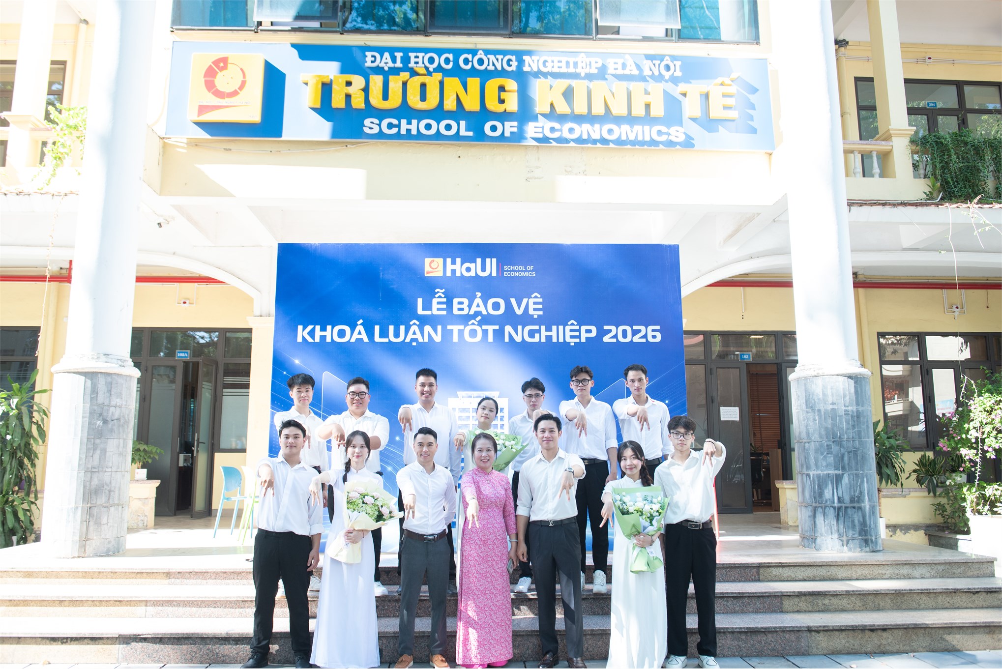 Bản lĩnh vượt vũ môn: Điểm lại những khoảnh khắc đẹp nhất trong Lễ bảo vệ khóa luận tốt nghiệp Trường Kinh tế đợt 2 năm học 2025-2026