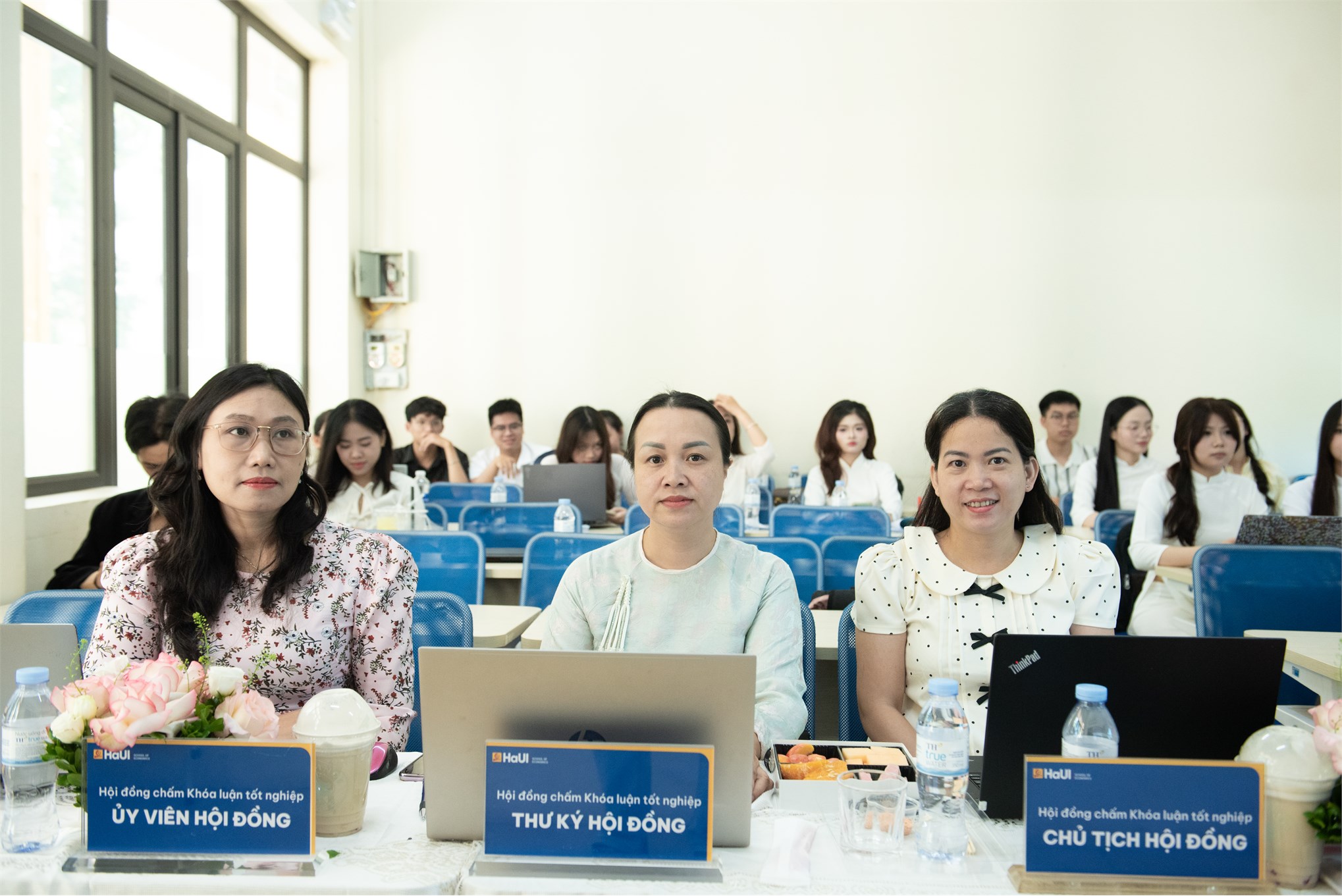 Bản lĩnh vượt vũ môn: Điểm lại những khoảnh khắc đẹp nhất trong Lễ bảo vệ khóa luận tốt nghiệp Trường Kinh tế đợt 2 năm học 2025-2026