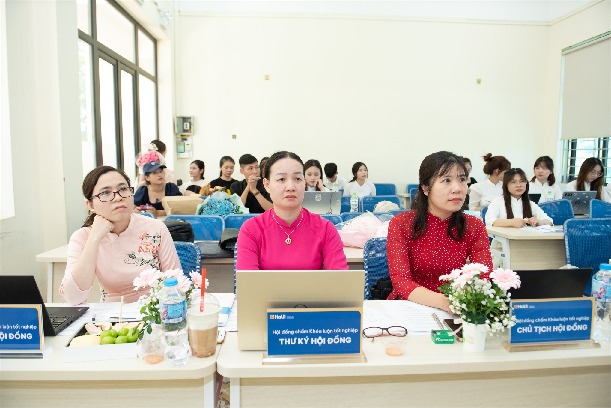Bản lĩnh vượt vũ môn: Điểm lại những khoảnh khắc đẹp nhất trong Lễ bảo vệ khóa luận tốt nghiệp Trường Kinh tế đợt 2 năm học 2025-2026