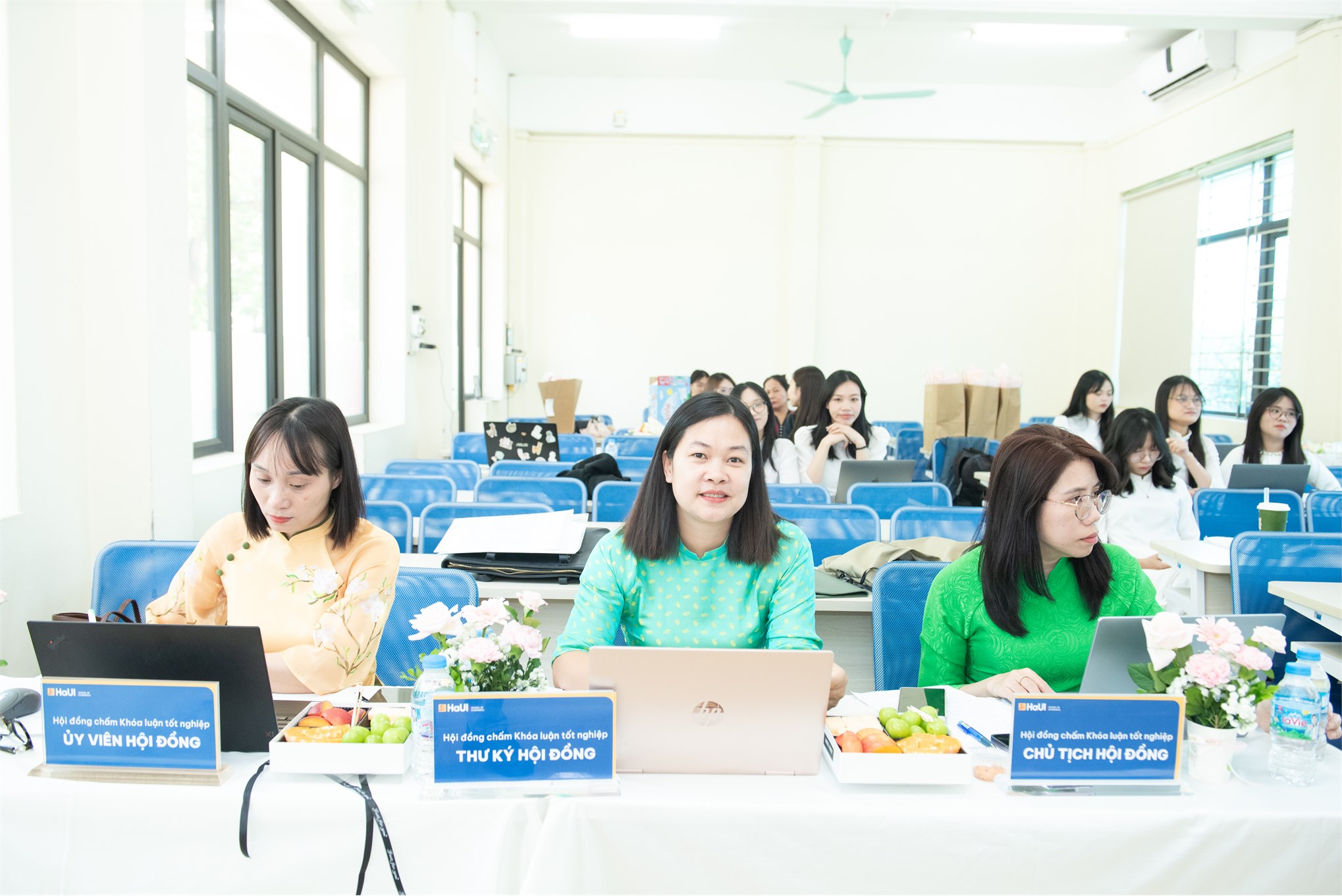 Bản lĩnh vượt vũ môn: Điểm lại những khoảnh khắc đẹp nhất trong Lễ bảo vệ khóa luận tốt nghiệp Trường Kinh tế đợt 2 năm học 2025-2026