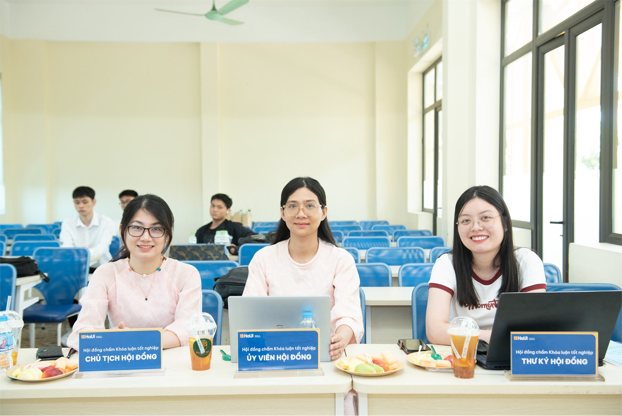 Bản lĩnh vượt vũ môn: Điểm lại những khoảnh khắc đẹp nhất trong Lễ bảo vệ khóa luận tốt nghiệp Trường Kinh tế đợt 2 năm học 2025-2026