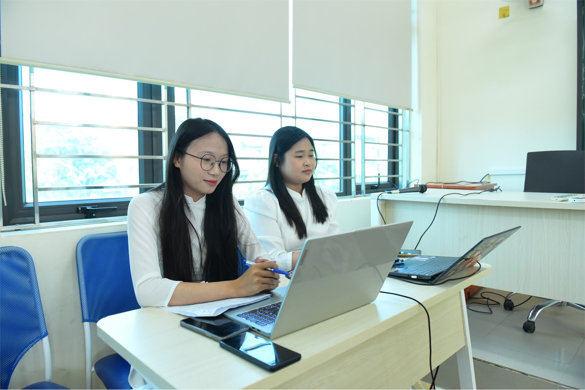 Bản lĩnh vượt vũ môn: Điểm lại những khoảnh khắc đẹp nhất trong Lễ bảo vệ khóa luận tốt nghiệp Trường Kinh tế đợt 2 năm học 2025-2026