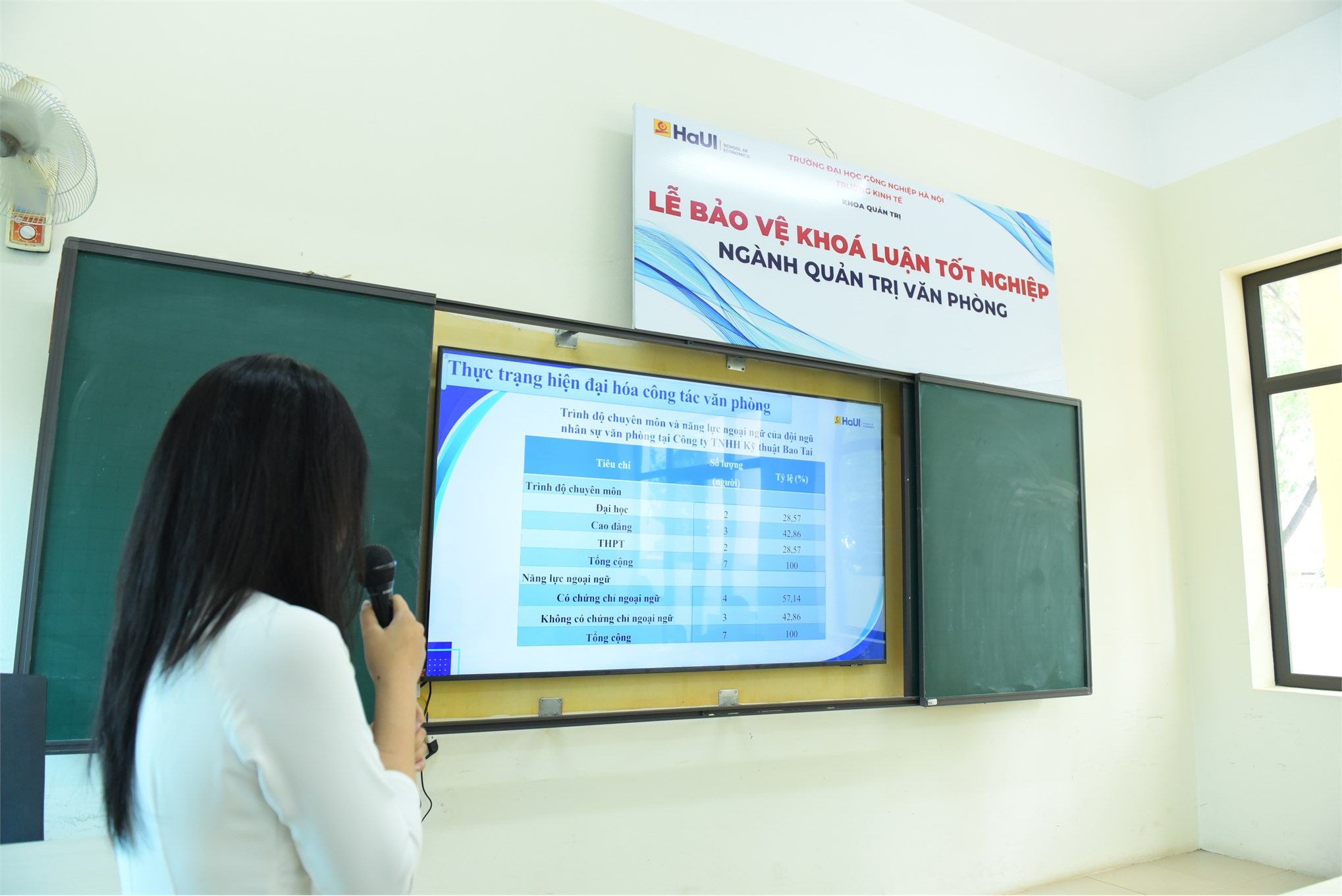 Bản lĩnh vượt vũ môn: Điểm lại những khoảnh khắc đẹp nhất trong Lễ bảo vệ khóa luận tốt nghiệp Trường Kinh tế đợt 2 năm học 2025-2026
