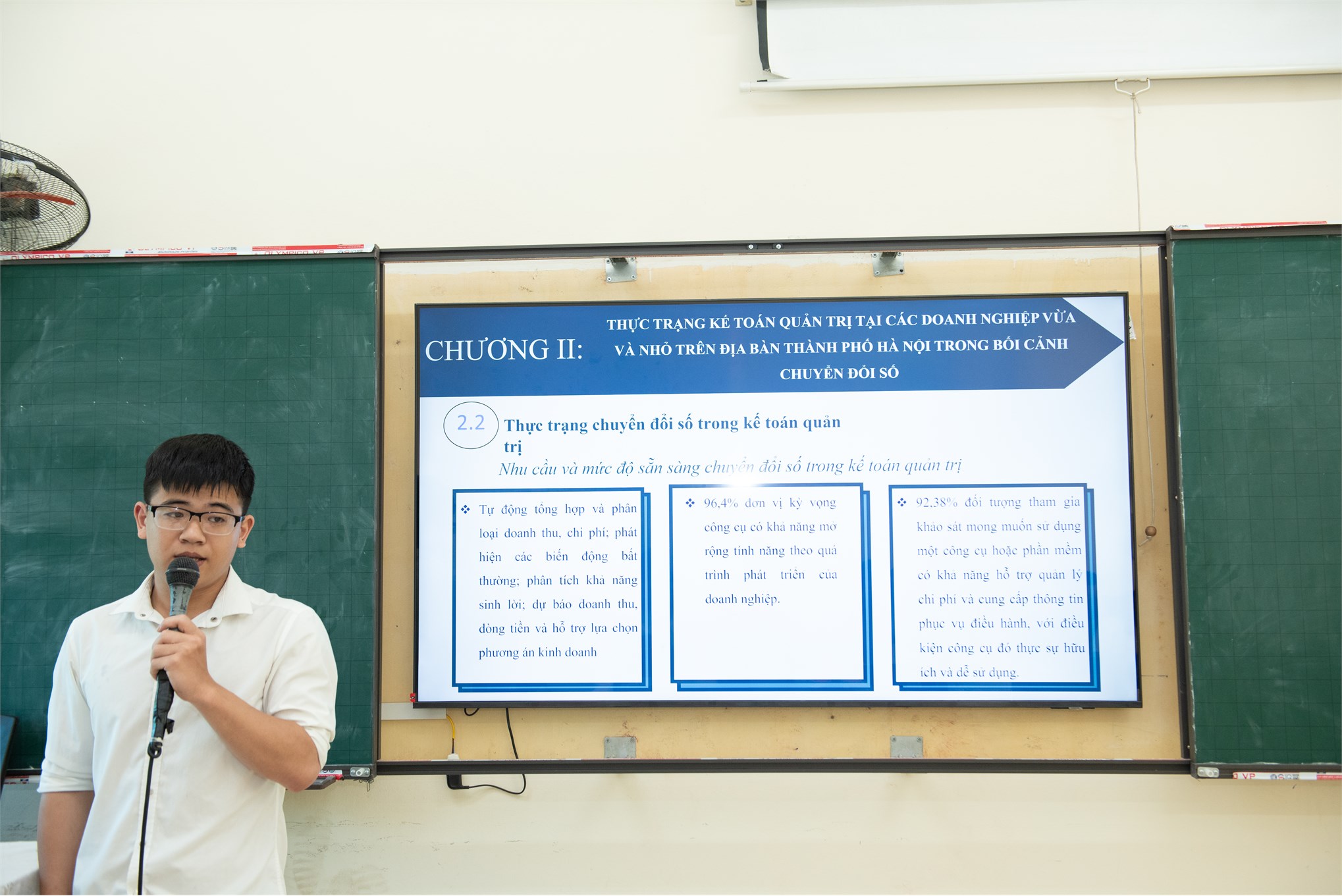 Bản lĩnh vượt vũ môn: Điểm lại những khoảnh khắc đẹp nhất trong Lễ bảo vệ khóa luận tốt nghiệp Trường Kinh tế đợt 2 năm học 2025-2026