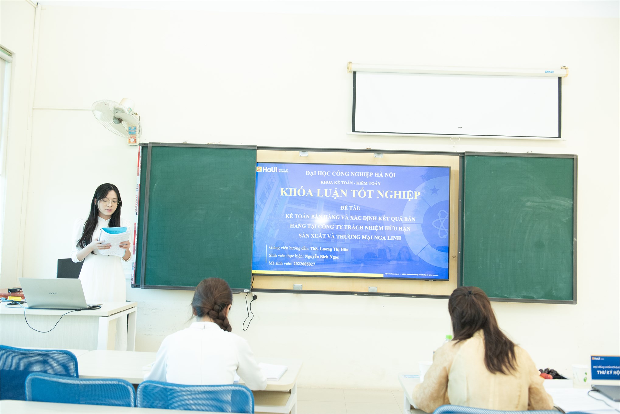 Bản lĩnh vượt vũ môn: Điểm lại những khoảnh khắc đẹp nhất trong Lễ bảo vệ khóa luận tốt nghiệp Trường Kinh tế đợt 2 năm học 2025-2026