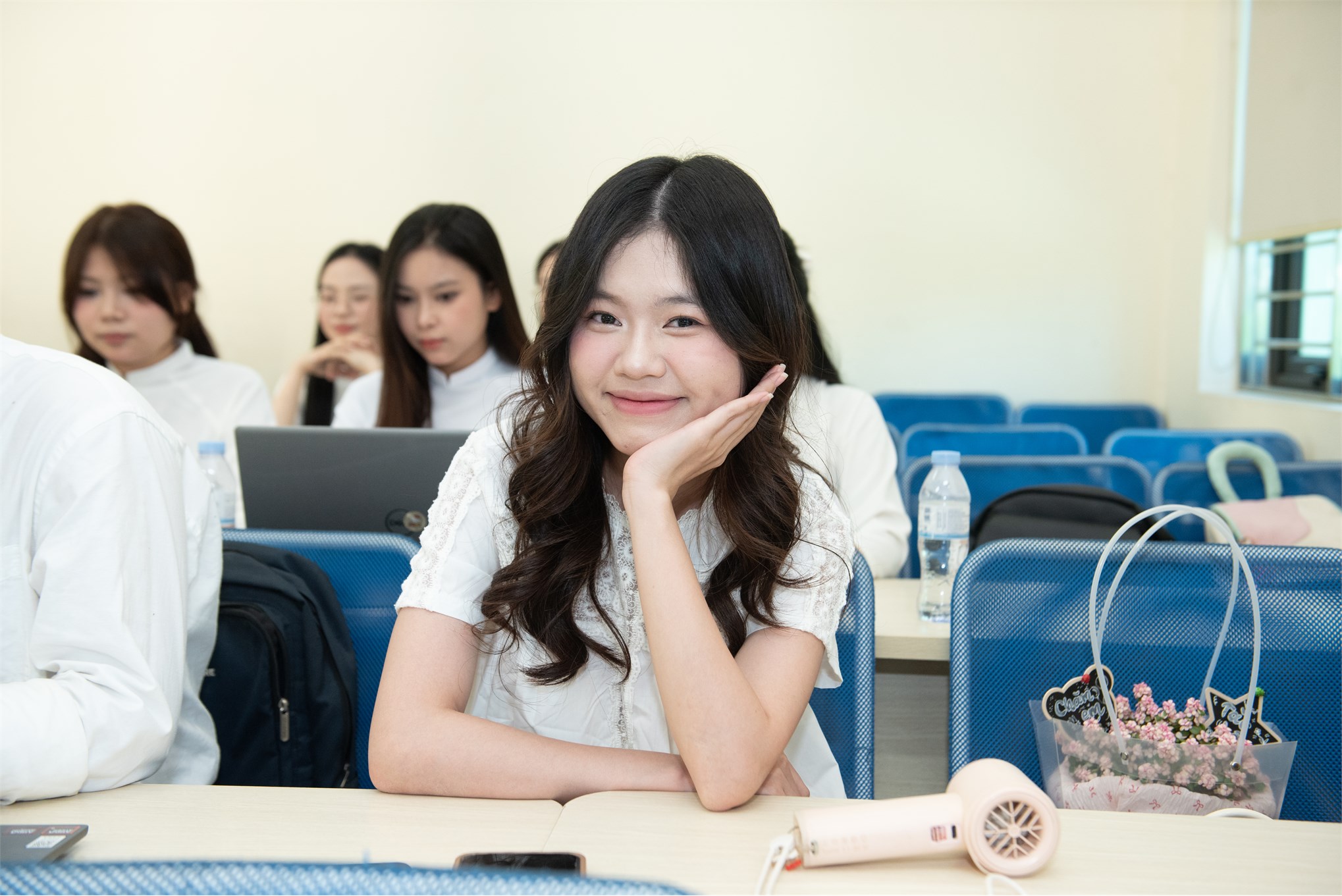 Bản lĩnh vượt vũ môn: Điểm lại những khoảnh khắc đẹp nhất trong Lễ bảo vệ khóa luận tốt nghiệp Trường Kinh tế đợt 2 năm học 2025-2026