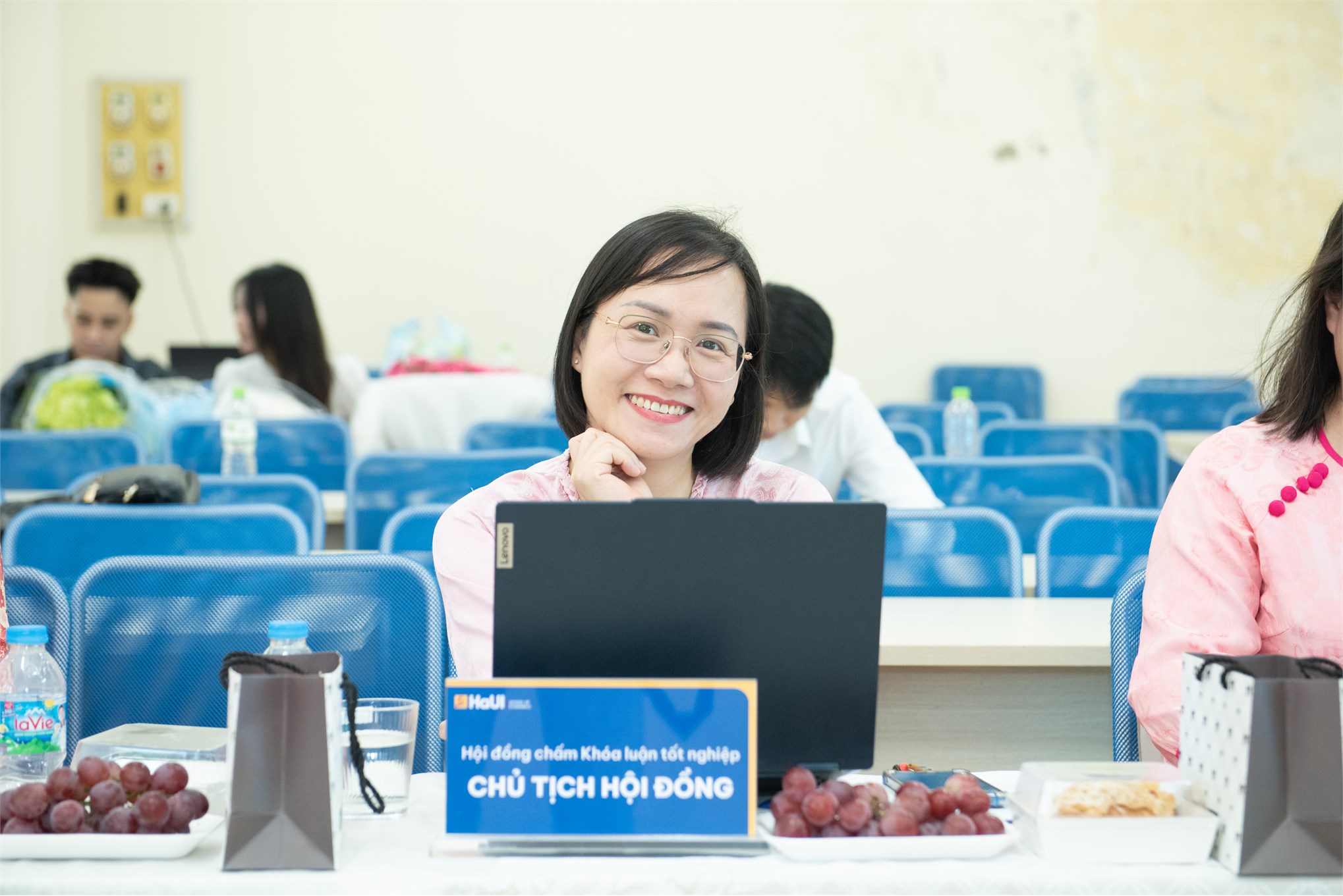 Bản lĩnh vượt vũ môn: Điểm lại những khoảnh khắc đẹp nhất trong Lễ bảo vệ khóa luận tốt nghiệp Trường Kinh tế đợt 2 năm học 2025-2026