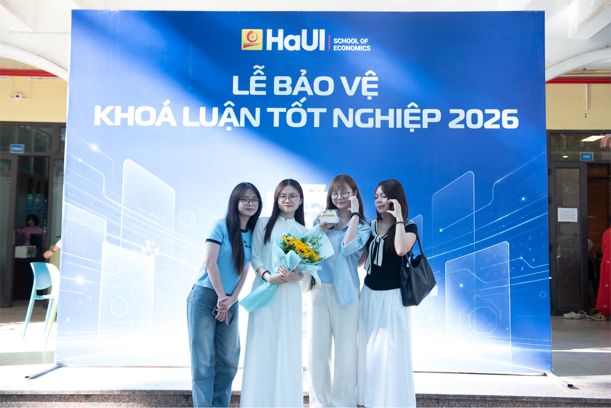 Bản lĩnh vượt vũ môn: Điểm lại những khoảnh khắc đẹp nhất trong Lễ bảo vệ khóa luận tốt nghiệp Trường Kinh tế đợt 2 năm học 2025-2026
