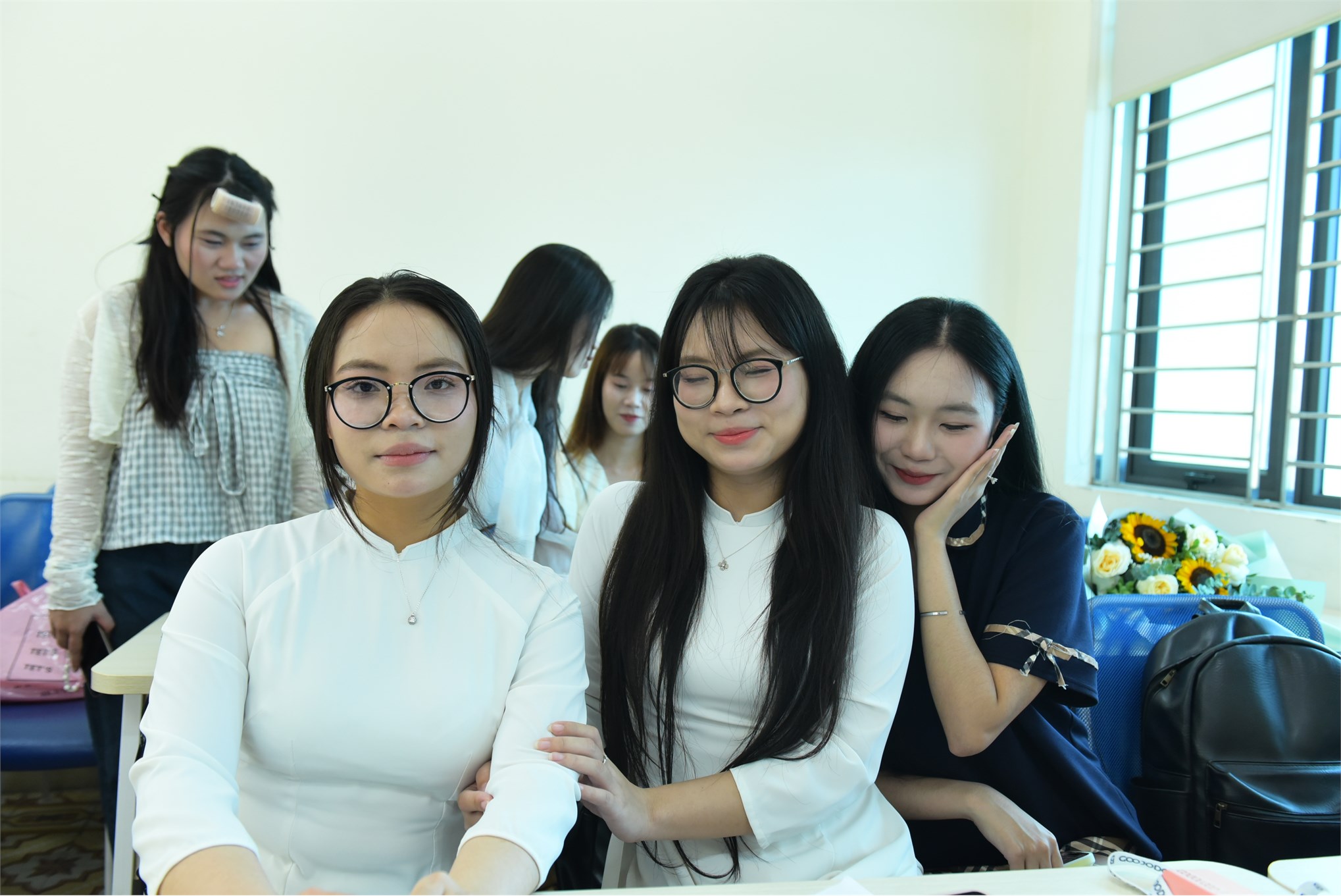 Bản lĩnh vượt vũ môn: Điểm lại những khoảnh khắc đẹp nhất trong Lễ bảo vệ khóa luận tốt nghiệp Trường Kinh tế đợt 2 năm học 2025-2026