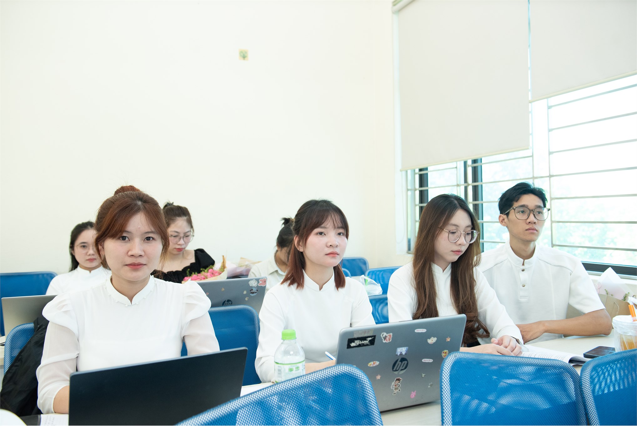 Bản lĩnh vượt vũ môn: Điểm lại những khoảnh khắc đẹp nhất trong Lễ bảo vệ khóa luận tốt nghiệp Trường Kinh tế đợt 2 năm học 2025-2026