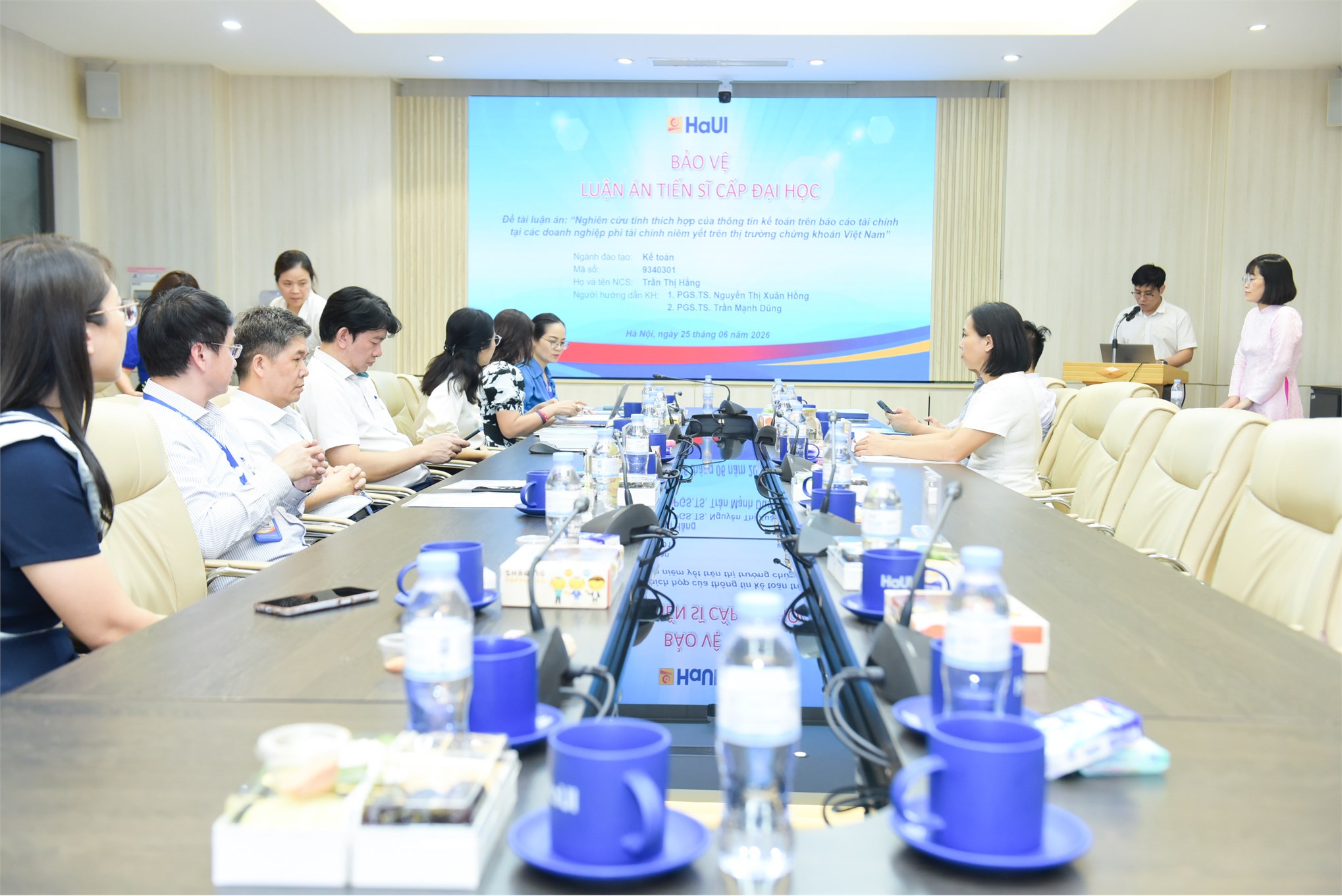 Nghiên cứu sinh Trần Thị Hằng bảo vệ thành công luận án tiến sĩ cấp Đại học Công nghiệp Hà Nội