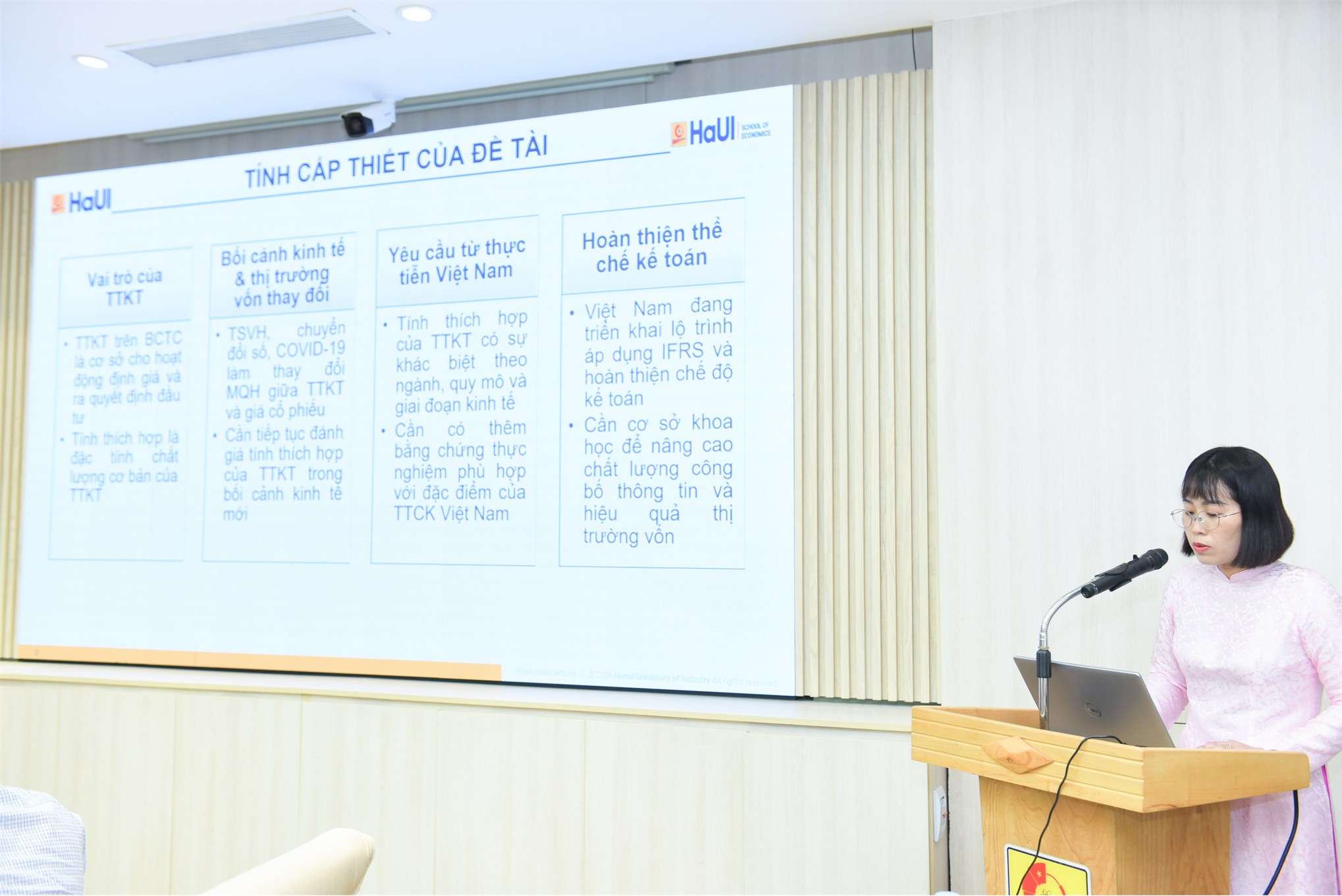 Nghiên cứu sinh Trần Thị Hằng bảo vệ thành công luận án tiến sĩ cấp Đại học Công nghiệp Hà Nội