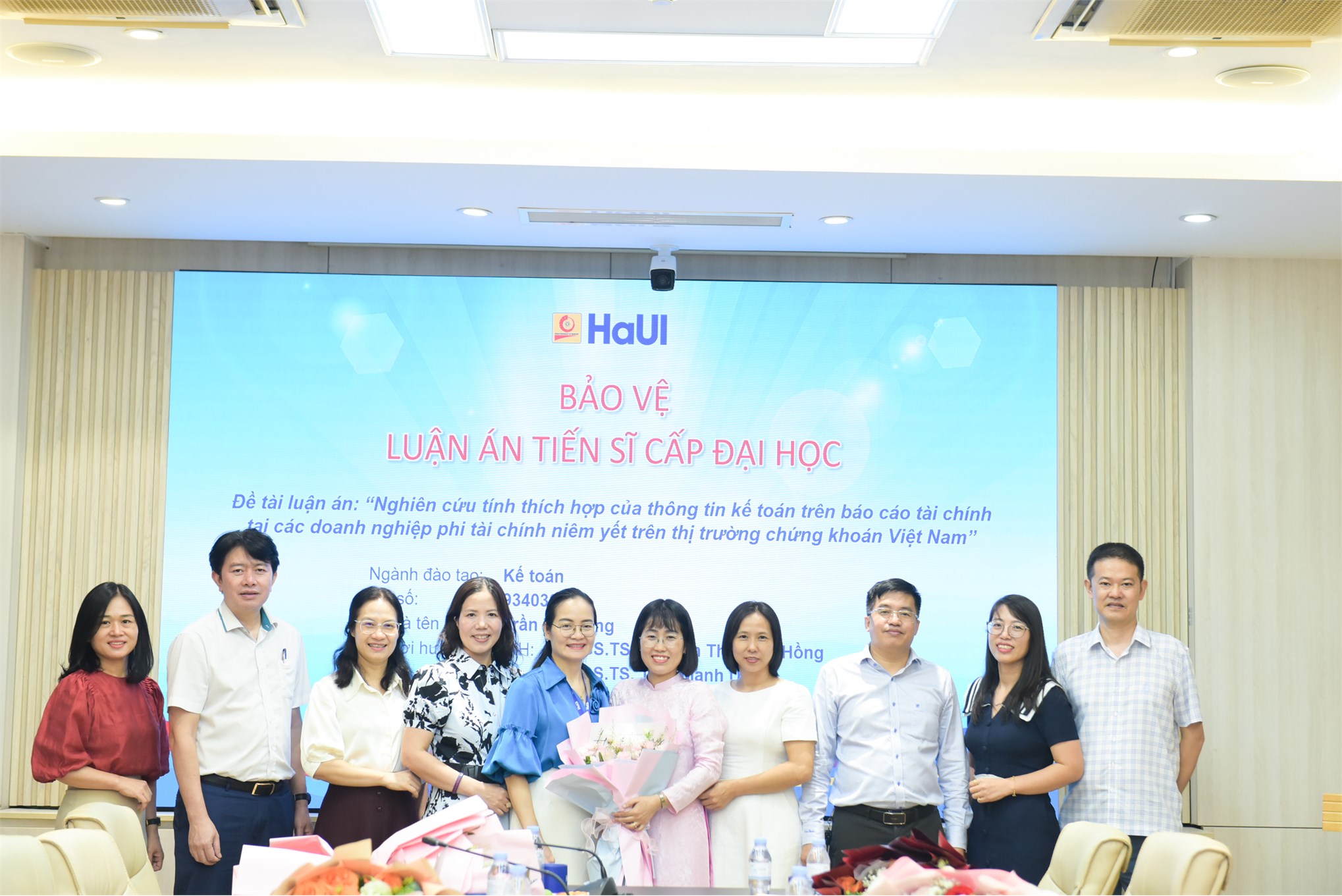 Nghiên cứu sinh Trần Thị Hằng bảo vệ thành công luận án tiến sĩ cấp Đại học Công nghiệp Hà Nội