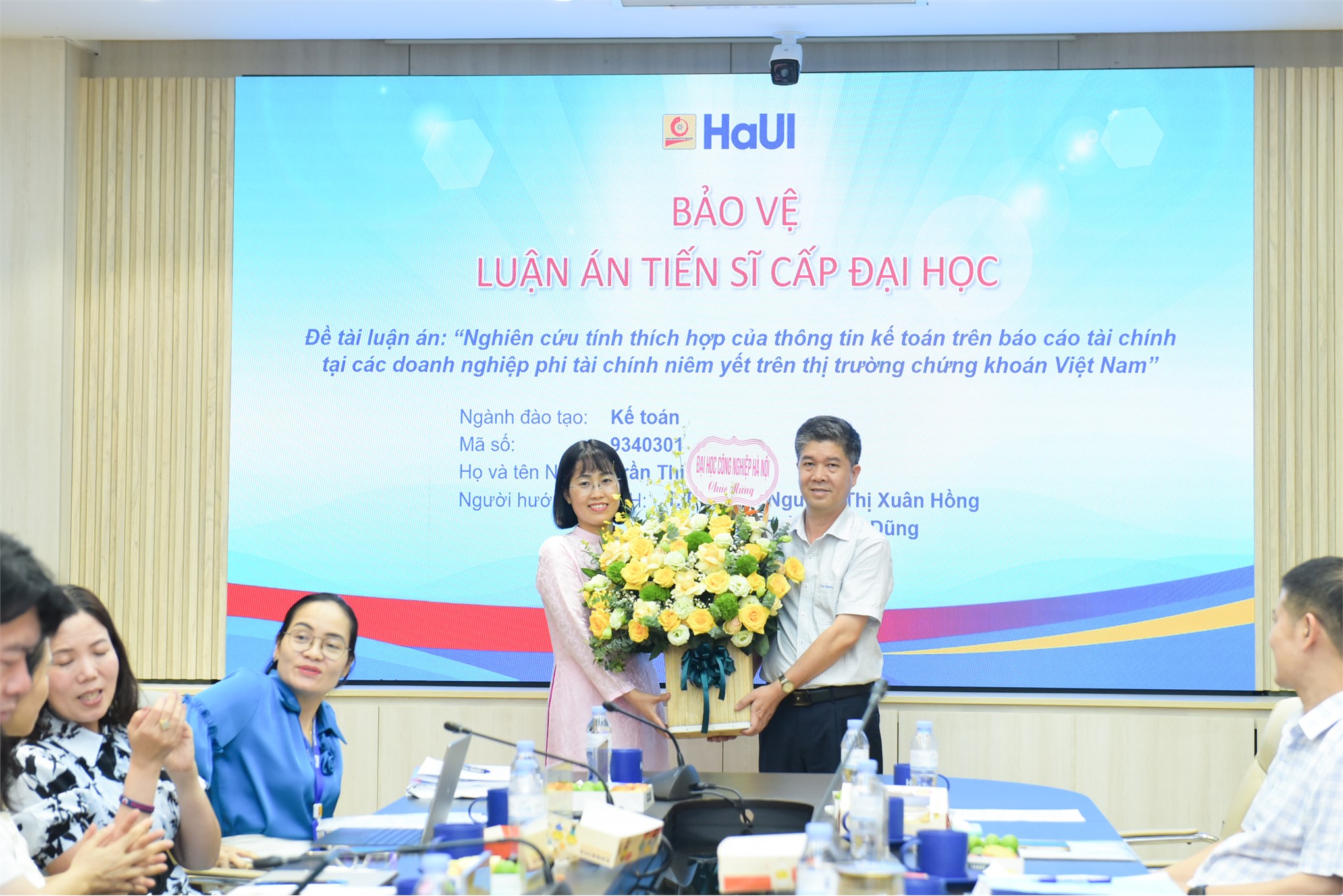 Nghiên cứu sinh Trần Thị Hằng bảo vệ thành công luận án tiến sĩ cấp Đại học Công nghiệp Hà Nội