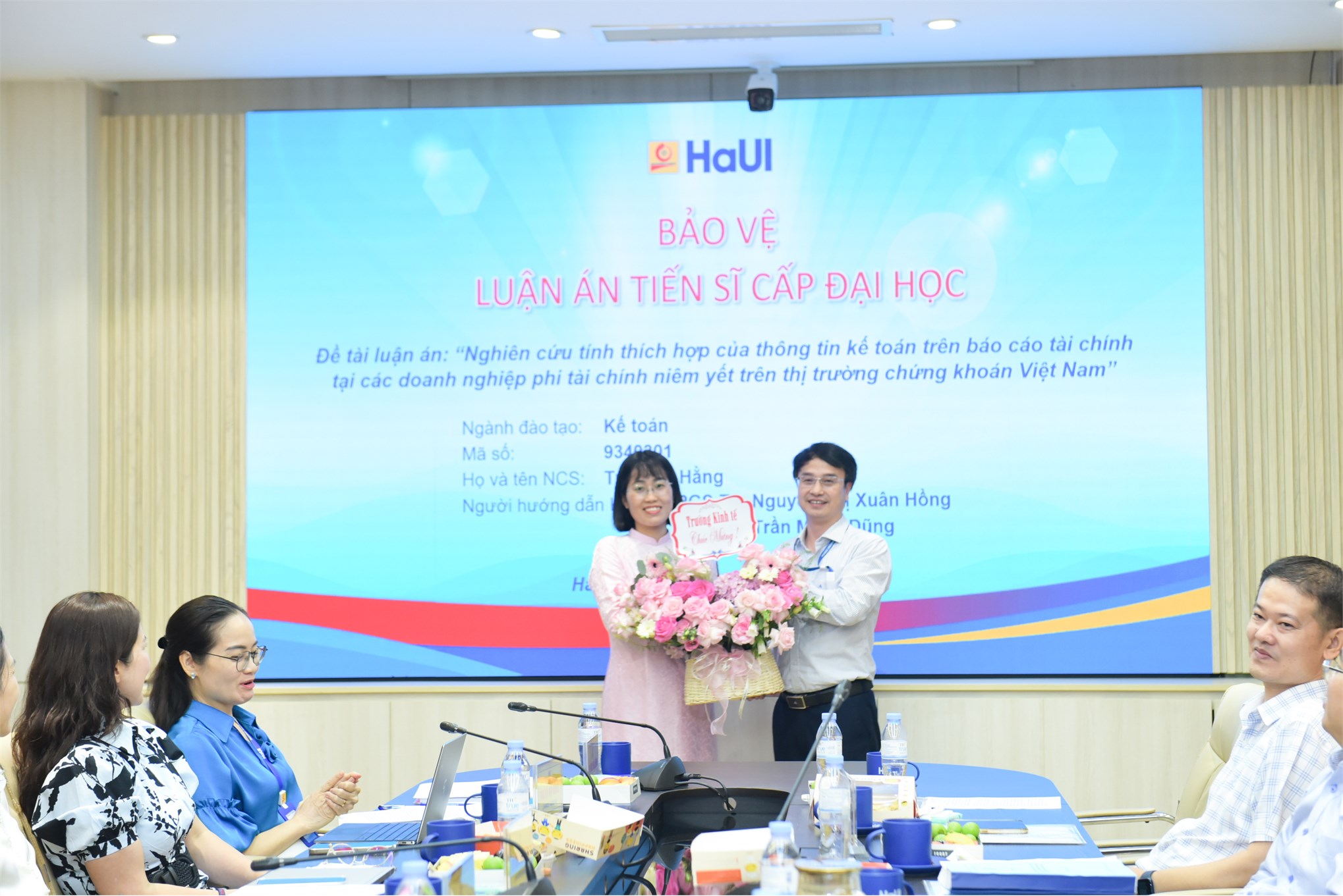 Nghiên cứu sinh Trần Thị Hằng bảo vệ thành công luận án tiến sĩ cấp Đại học Công nghiệp Hà Nội