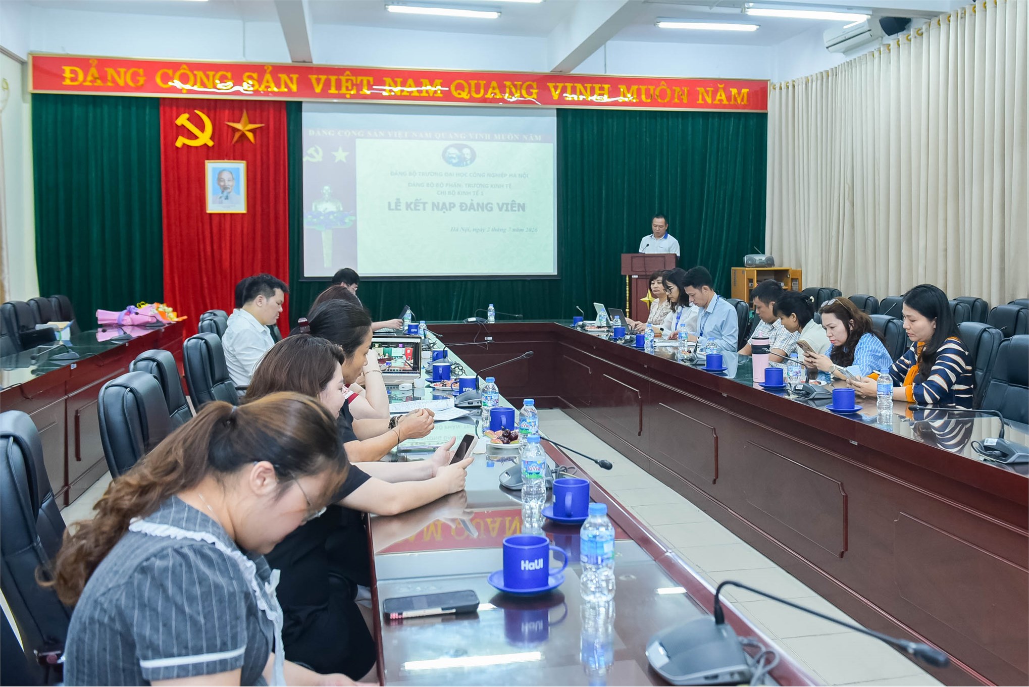 Trang trọng Lễ kết nạp Đảng viên mới của Chi bộ Kinh tế 1 – Trường Kinh tế