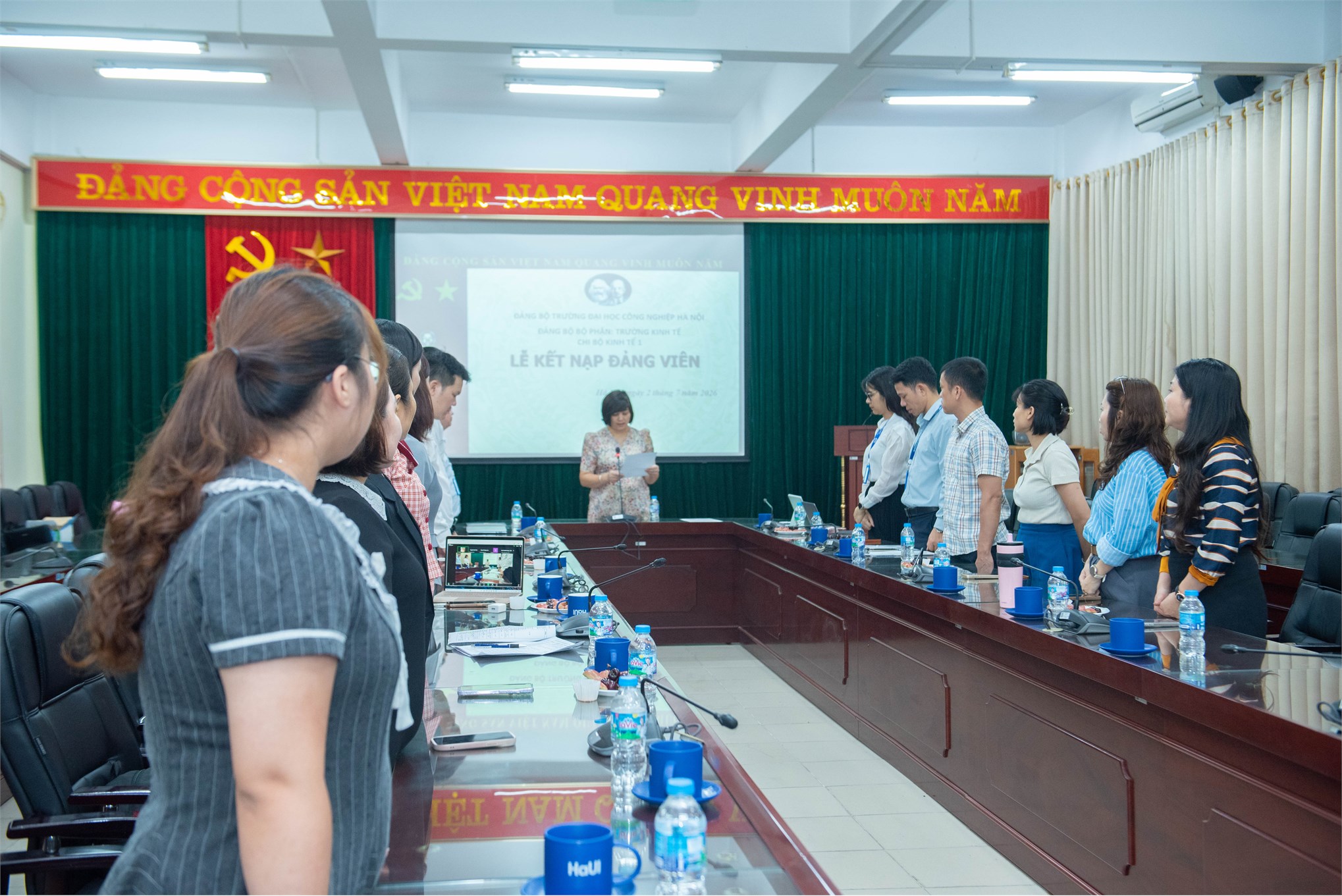 Trang trọng Lễ kết nạp Đảng viên mới của Chi bộ Kinh tế 1 – Trường Kinh tế