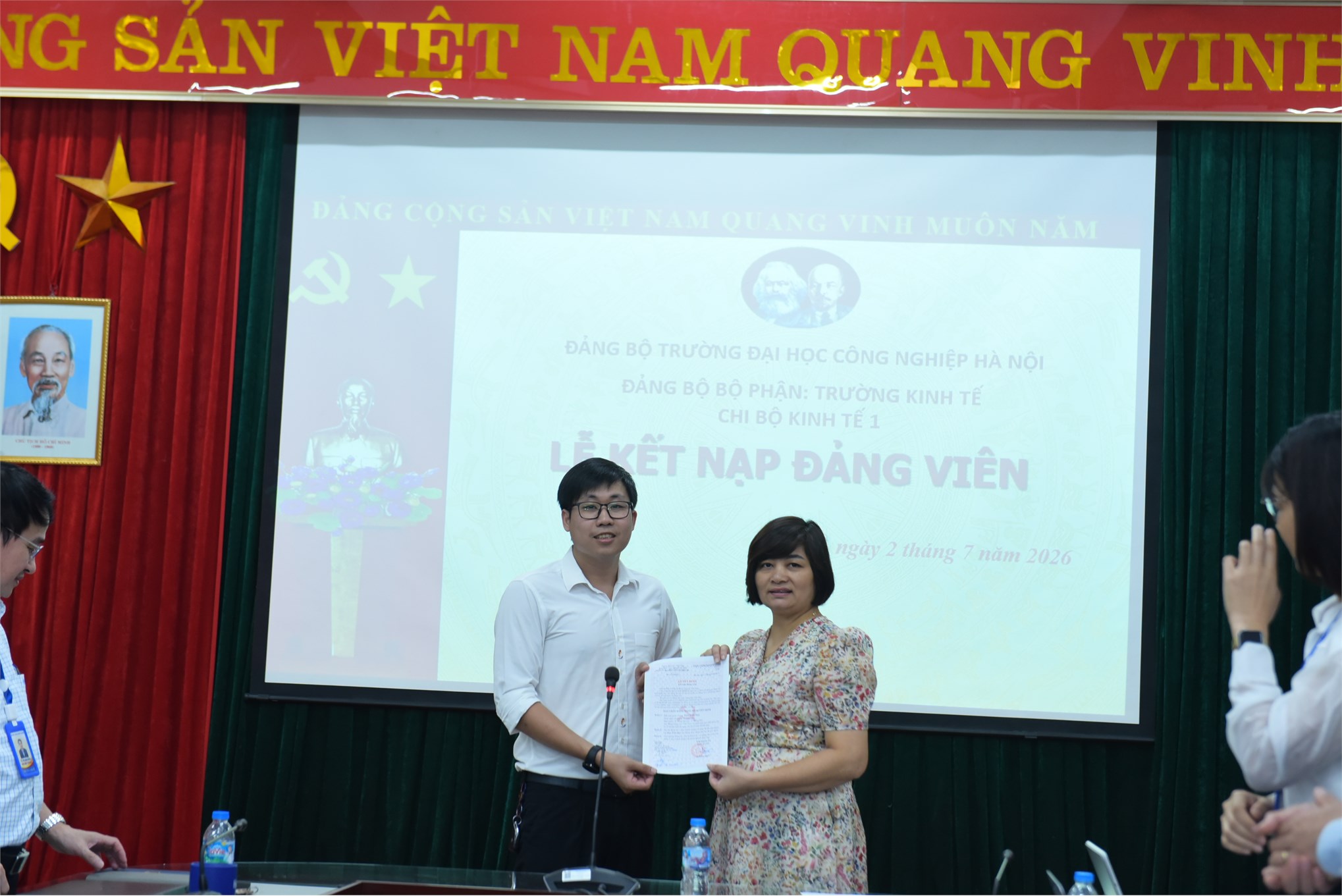 Trang trọng Lễ kết nạp Đảng viên mới của Chi bộ Kinh tế 1 – Trường Kinh tế