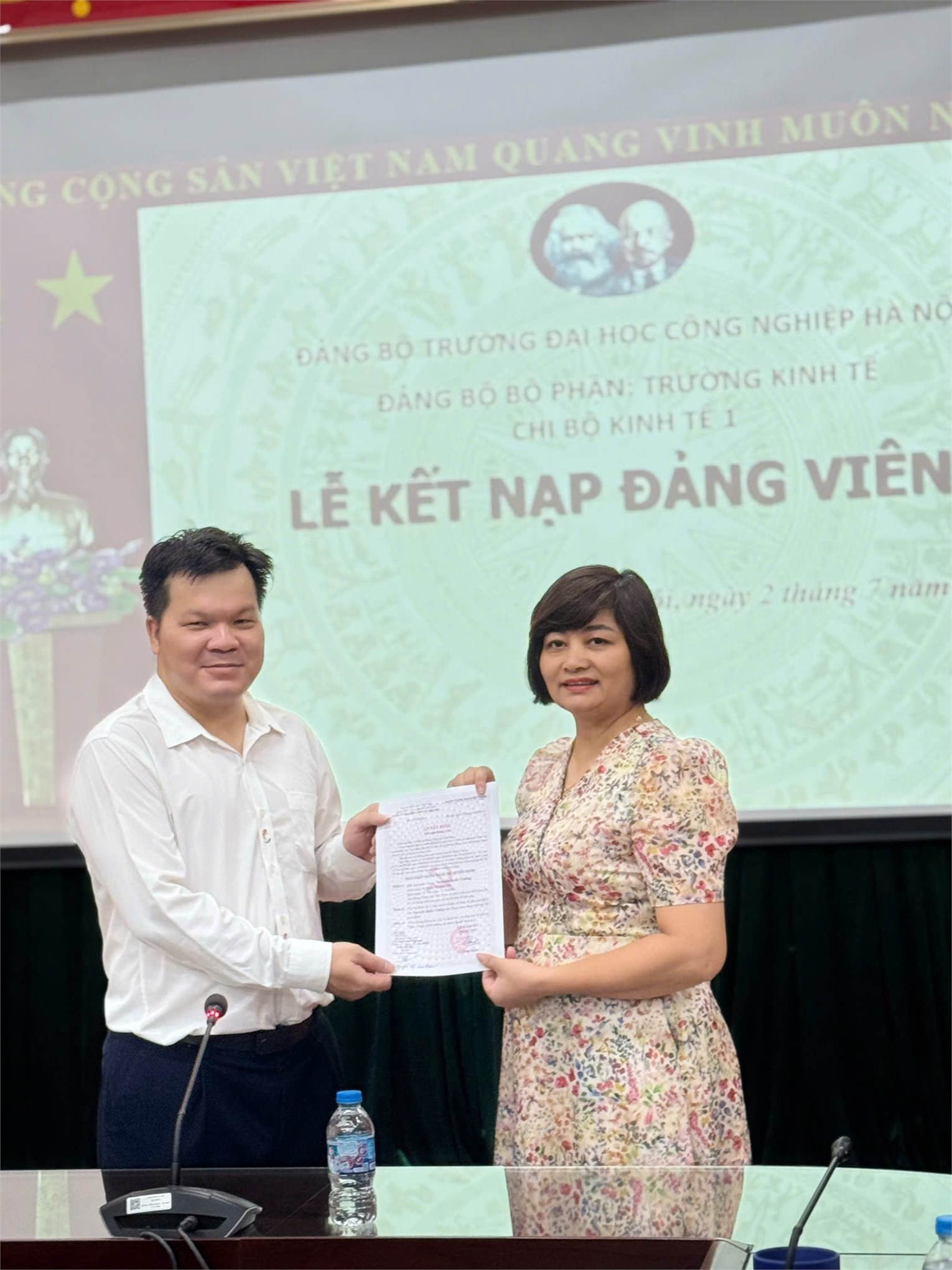 Trang trọng Lễ kết nạp Đảng viên mới của Chi bộ Kinh tế 1 – Trường Kinh tế