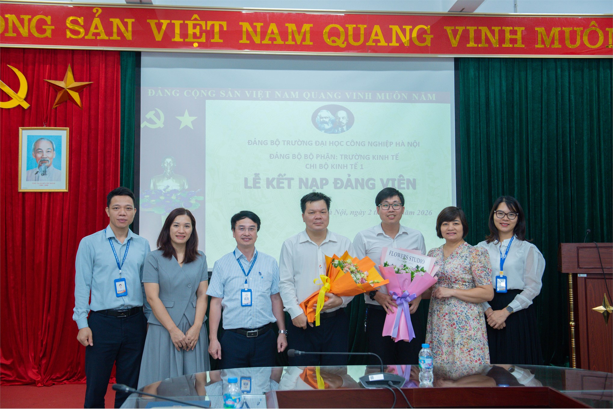 Trang trọng Lễ kết nạp Đảng viên mới của Chi bộ Kinh tế 1 – Trường Kinh tế