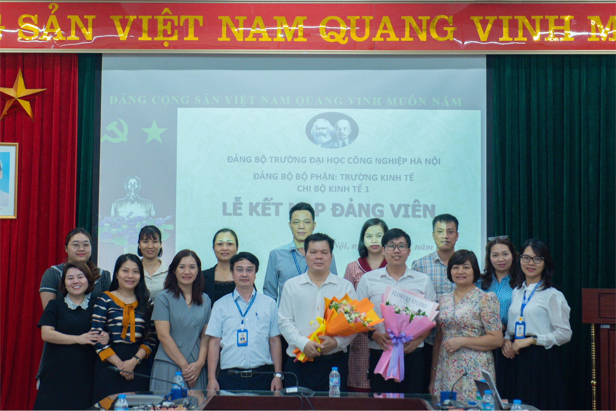 Trang trọng Lễ kết nạp Đảng viên mới của Chi bộ Kinh tế 1 – Trường Kinh tế