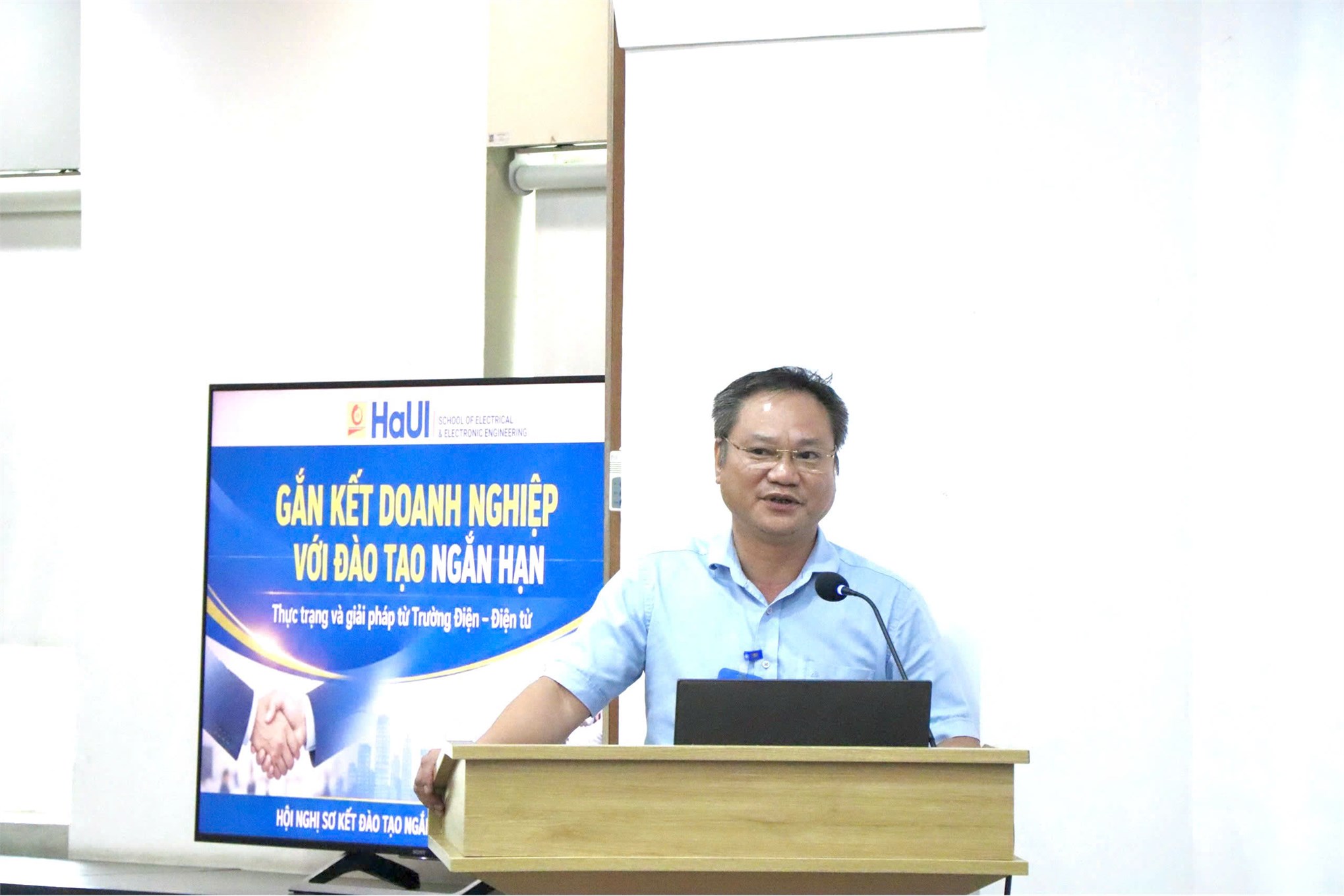 Đại học Công nghiệp Hà Nội sơ kết công tác đào tạo ngắn hạn: Trường Kinh tế ghi dấu ấn đậm nét