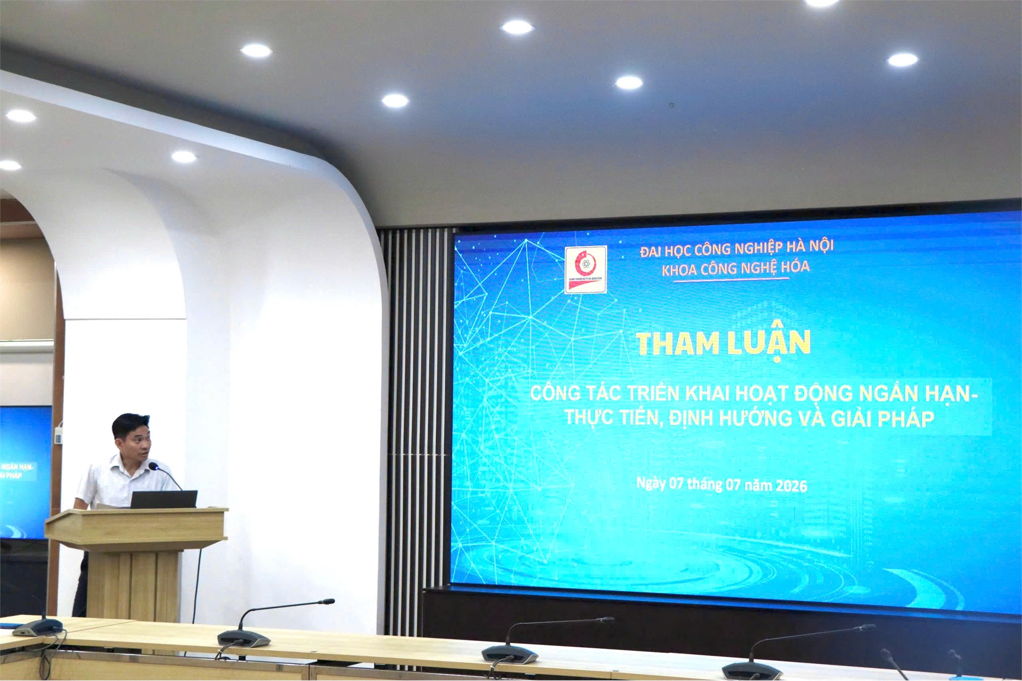 Đại học Công nghiệp Hà Nội sơ kết công tác đào tạo ngắn hạn: Trường Kinh tế ghi dấu ấn đậm nét