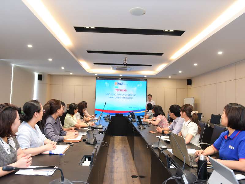 Trường Kinh tế tổ chức thành công buổi Tập huấn "Ứng dụng AI cho công tác hành chính văn phòng"