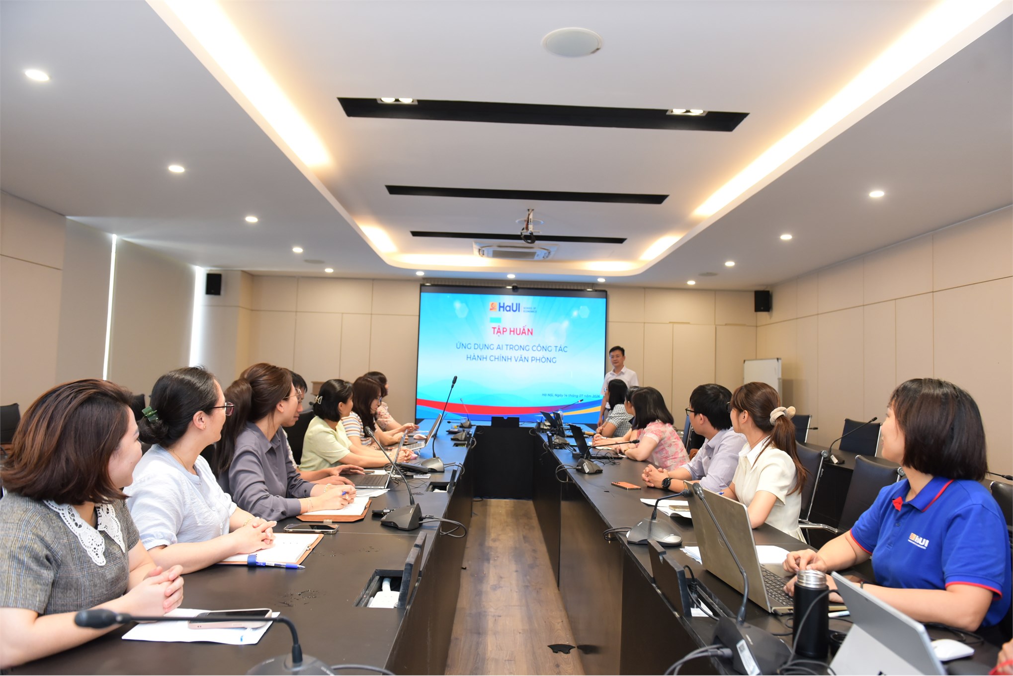 Trường Kinh tế tổ chức thành công buổi Tập huấn `Ứng dụng AI cho công tác hành chính văn phòng`