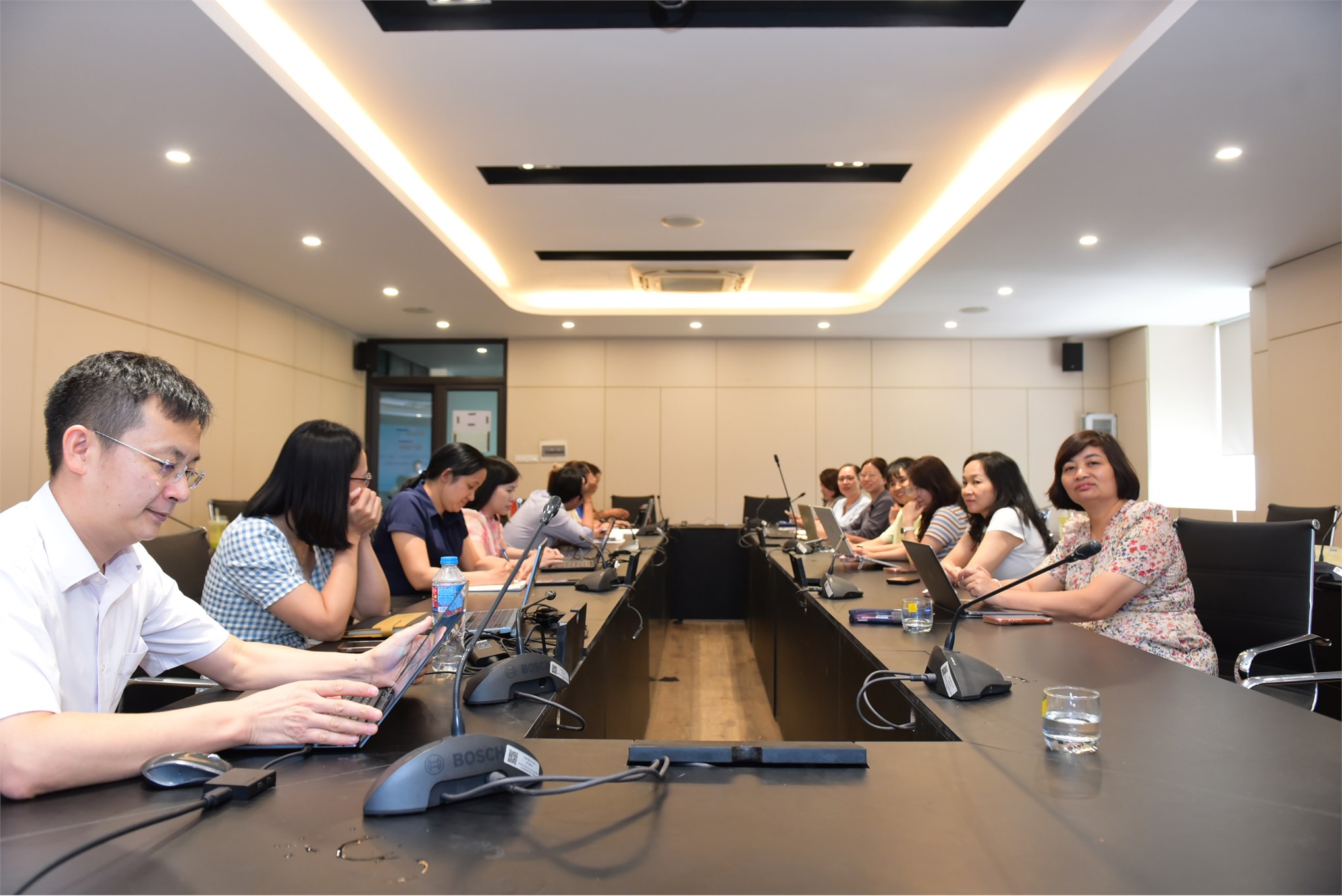 Trường Kinh tế tổ chức thành công buổi Tập huấn `Ứng dụng AI cho công tác hành chính văn phòng`