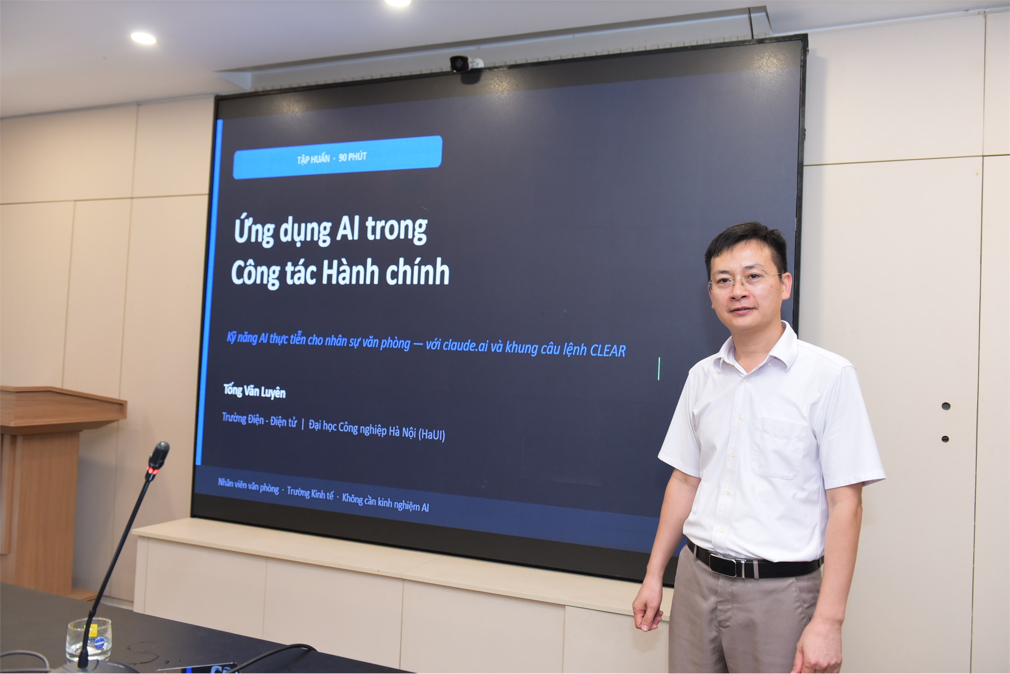 Trường Kinh tế tổ chức thành công buổi Tập huấn `Ứng dụng AI cho công tác hành chính văn phòng`