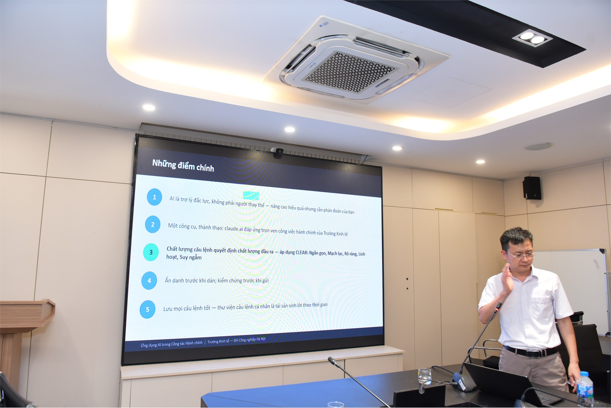 Trường Kinh tế tổ chức thành công buổi Tập huấn `Ứng dụng AI cho công tác hành chính văn phòng`