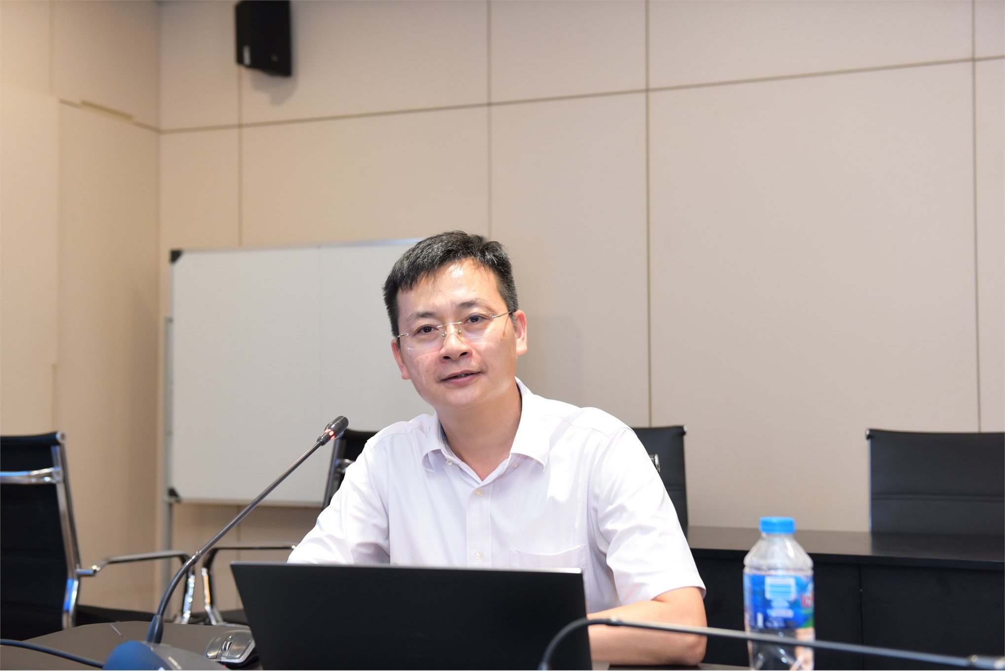 Trường Kinh tế tổ chức thành công buổi Tập huấn `Ứng dụng AI cho công tác hành chính văn phòng`