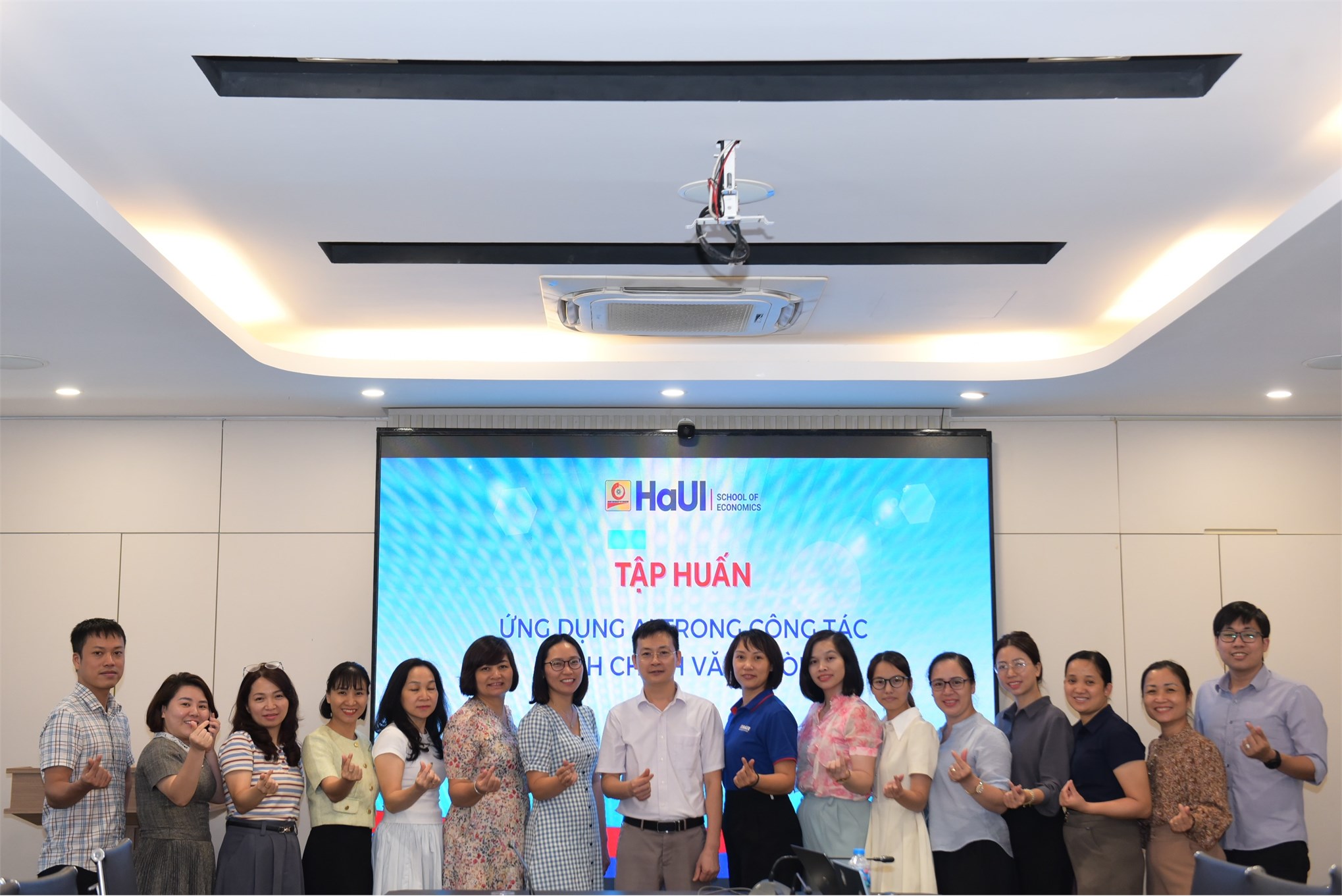 Trường Kinh tế tổ chức thành công buổi Tập huấn `Ứng dụng AI cho công tác hành chính văn phòng`