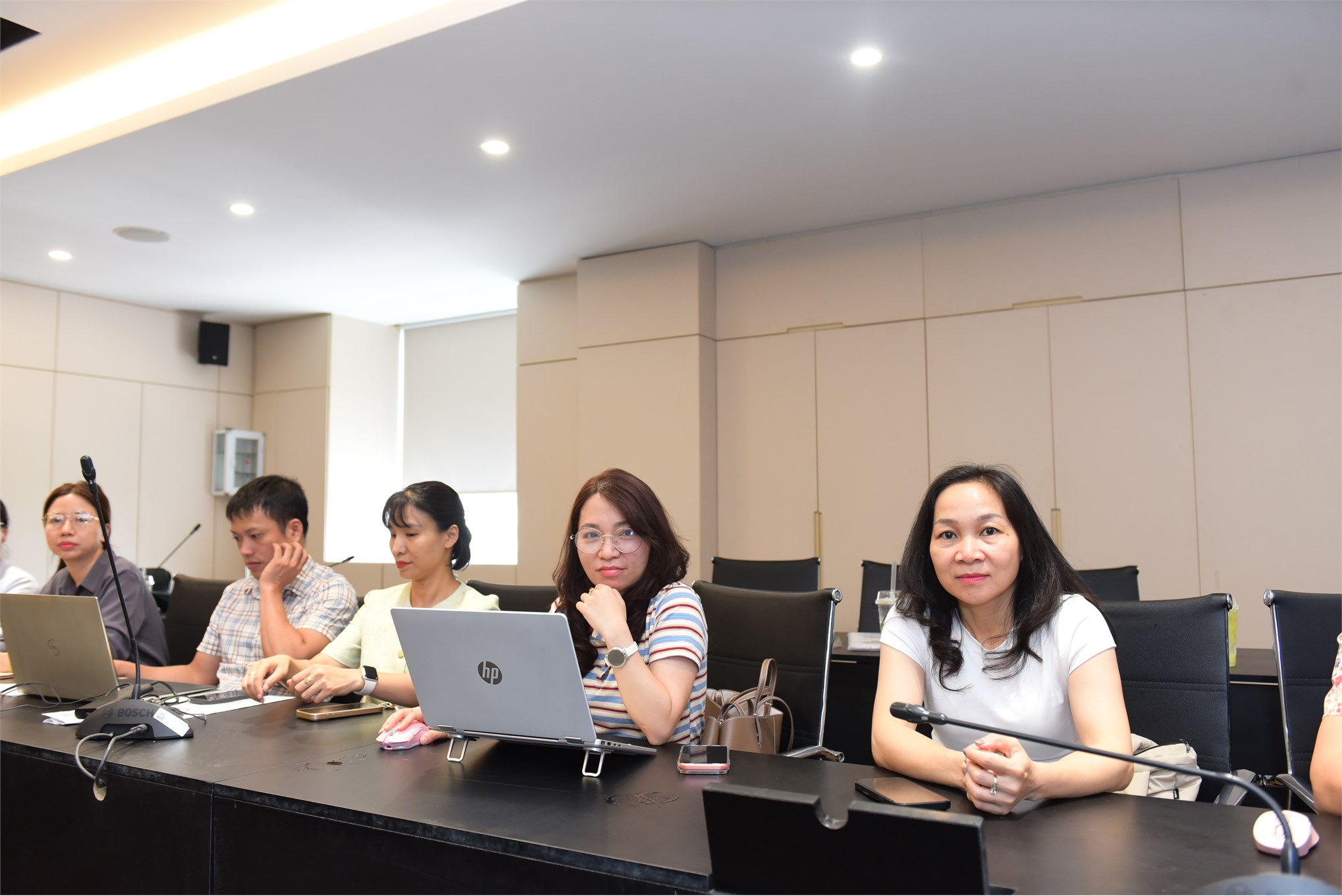 Trường Kinh tế tổ chức thành công buổi Tập huấn `Ứng dụng AI cho công tác hành chính văn phòng`