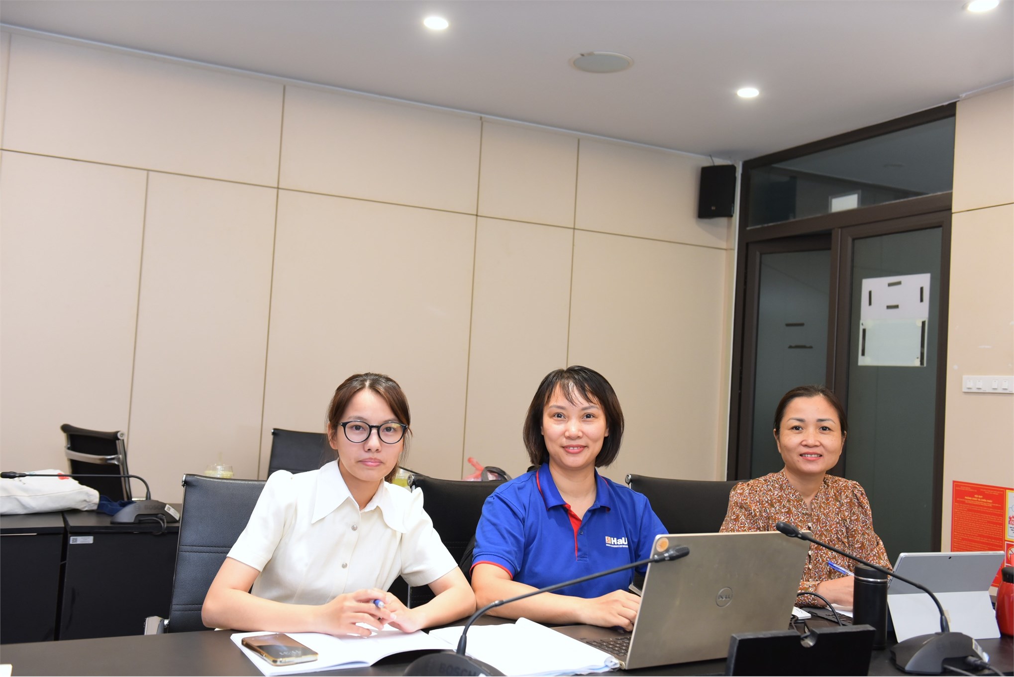 Trường Kinh tế tổ chức thành công buổi Tập huấn `Ứng dụng AI cho công tác hành chính văn phòng`