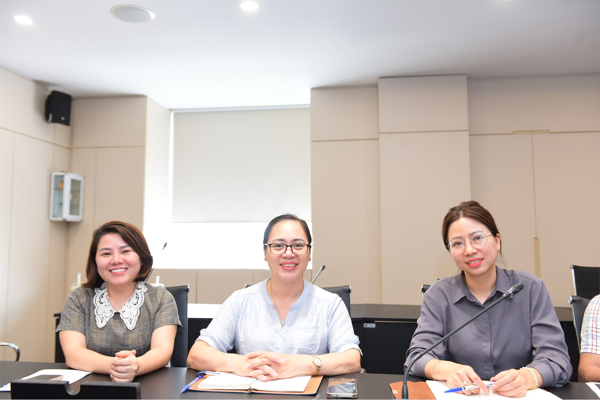 Trường Kinh tế tổ chức thành công buổi Tập huấn `Ứng dụng AI cho công tác hành chính văn phòng`