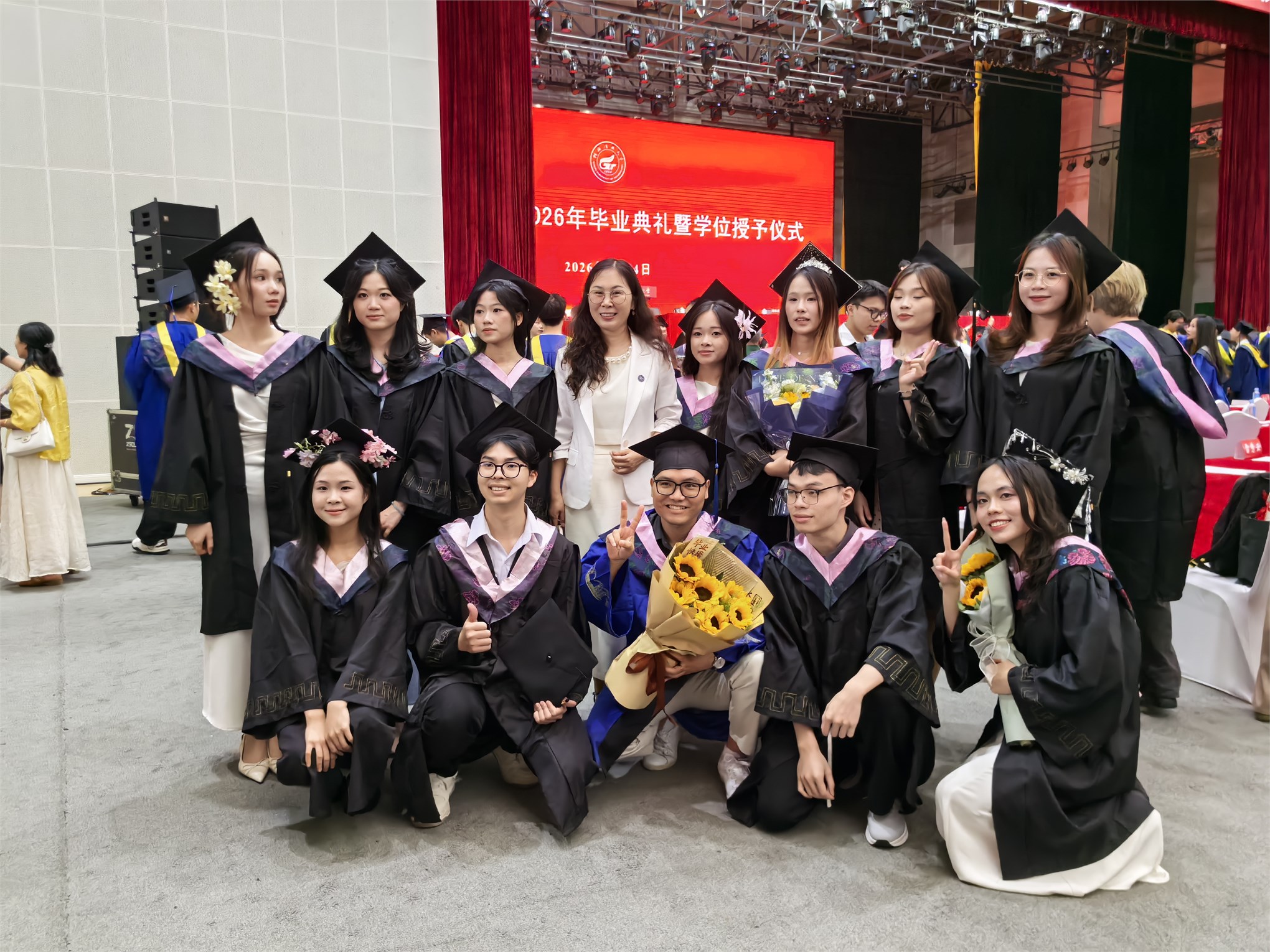 Lễ tốt nghiệp Khóa sinh viên đầu tiên Chương trình liên kết 2+2 Ngành quản trị kinh doanh: Dấu ấn hợp tác và cột mốc đáng tự hào