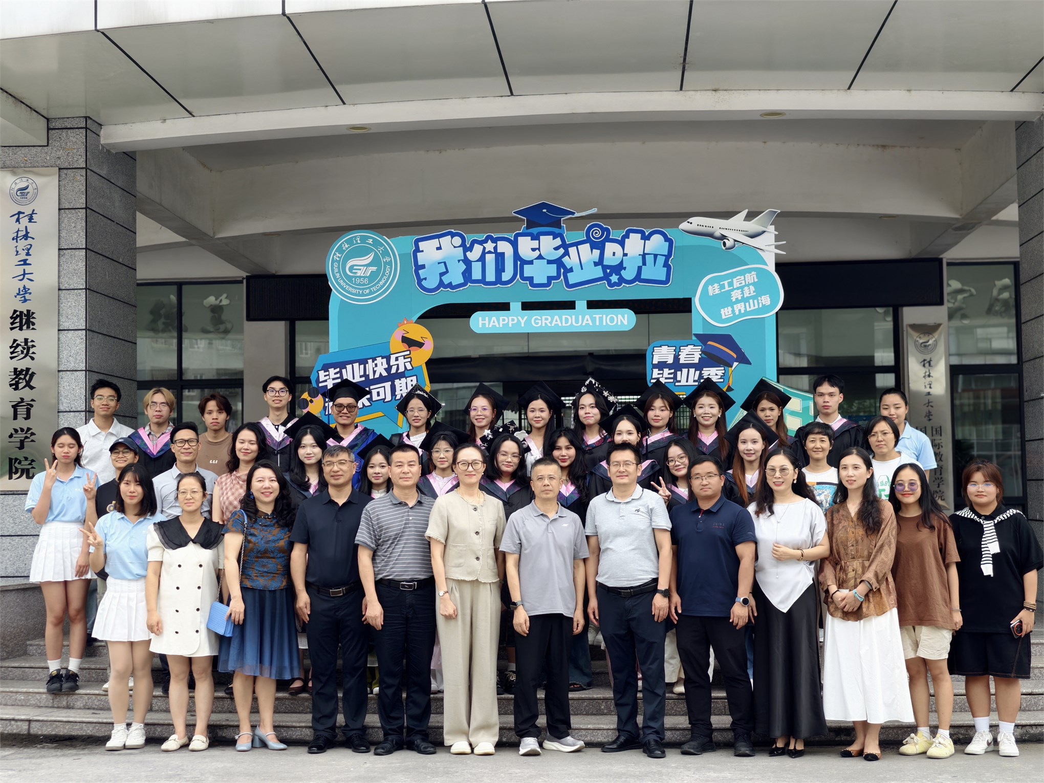 Lễ tốt nghiệp Khóa sinh viên đầu tiên Chương trình liên kết 2+2 Ngành quản trị kinh doanh: Dấu ấn hợp tác và cột mốc đáng tự hào
