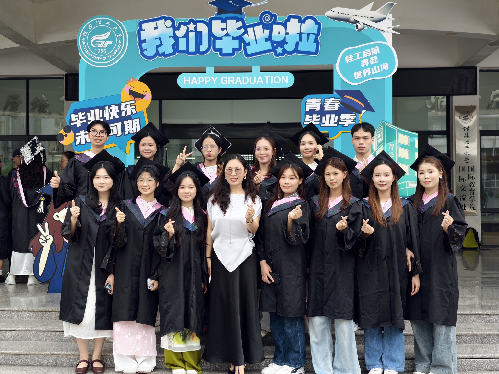 Lễ tốt nghiệp Khóa sinh viên đầu tiên Chương trình liên kết 2+2 Ngành quản trị kinh doanh: Dấu ấn hợp tác và cột mốc đáng tự hào