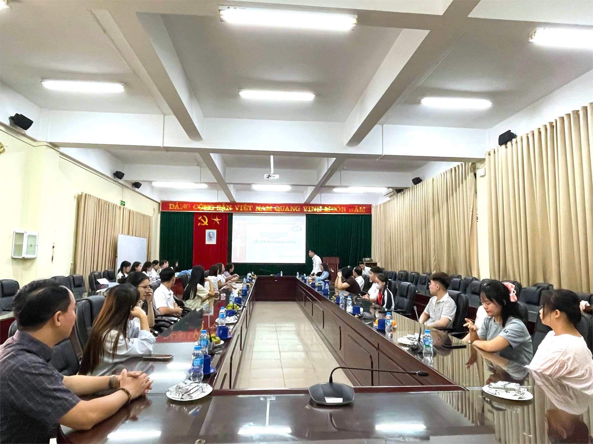 Trang trọng Lễ kết nạp đảng viên mới Chi bộ Kinh tế 4 – Đảng bộ Bộ phận Trường Kinh tế