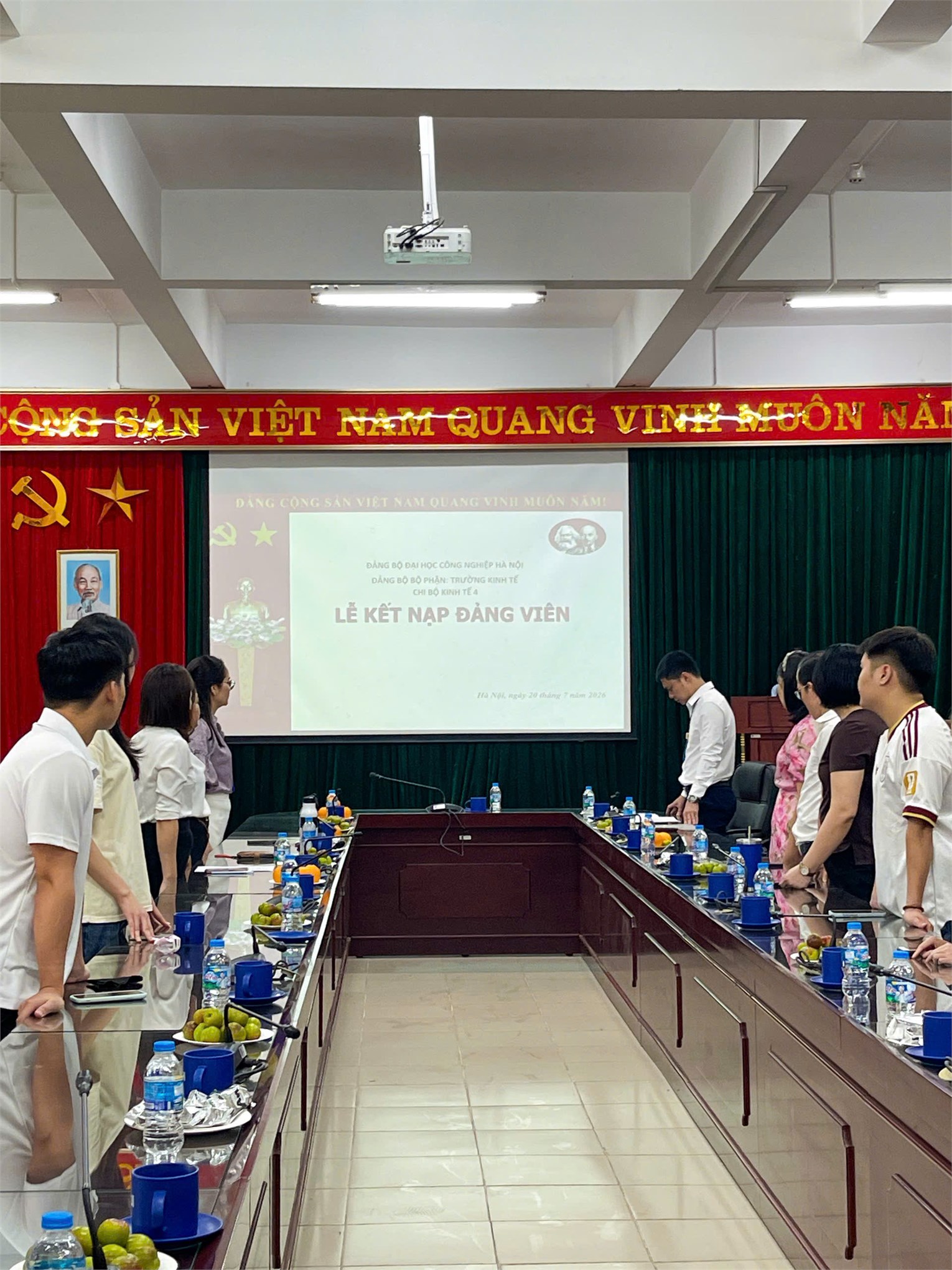 Trang trọng Lễ kết nạp đảng viên mới Chi bộ Kinh tế 4 – Đảng bộ Bộ phận Trường Kinh tế