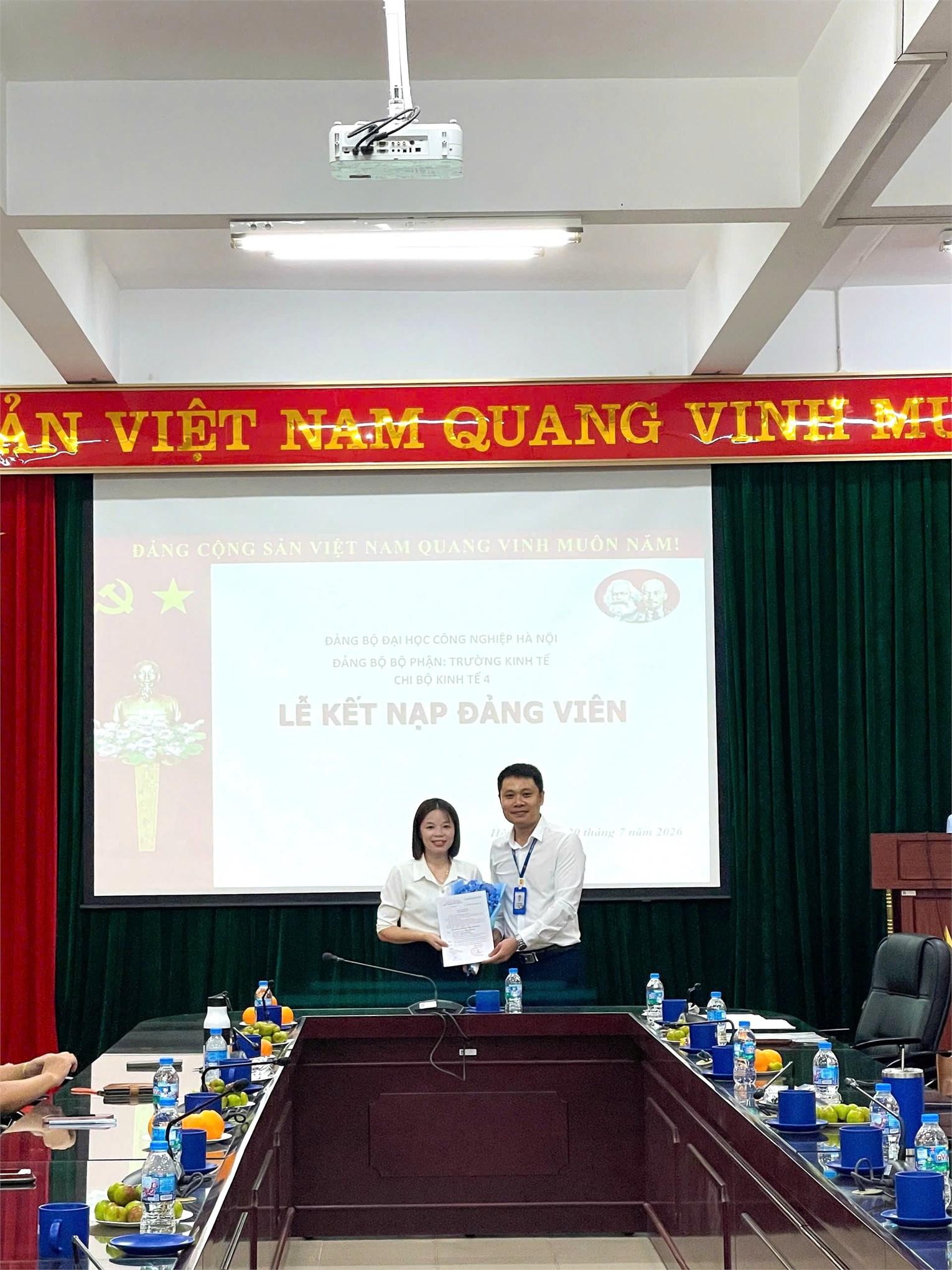 Trang trọng Lễ kết nạp đảng viên mới Chi bộ Kinh tế 4 – Đảng bộ Bộ phận Trường Kinh tế