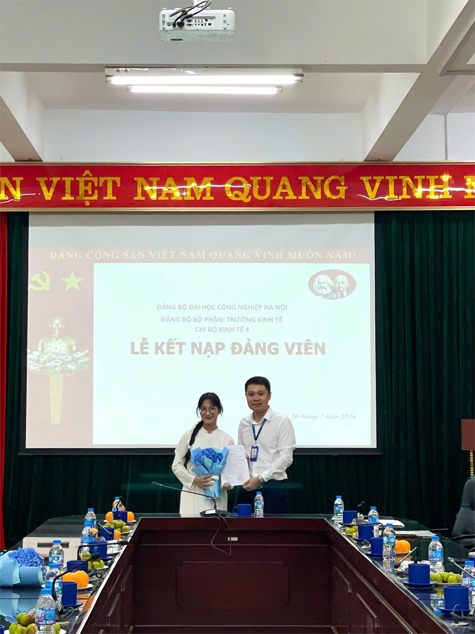 Trang trọng Lễ kết nạp đảng viên mới Chi bộ Kinh tế 4 – Đảng bộ Bộ phận Trường Kinh tế