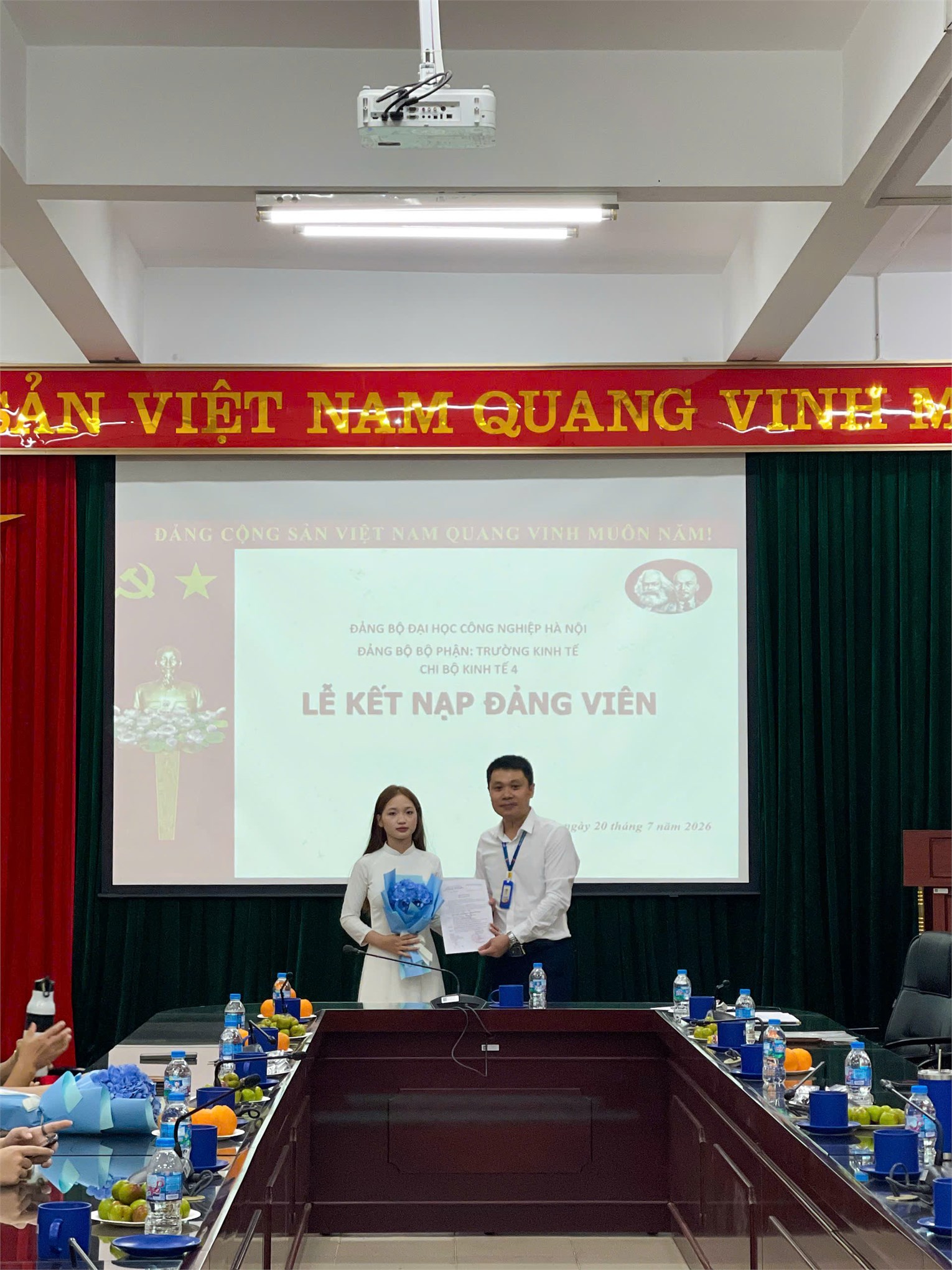Trang trọng Lễ kết nạp đảng viên mới Chi bộ Kinh tế 4 – Đảng bộ Bộ phận Trường Kinh tế